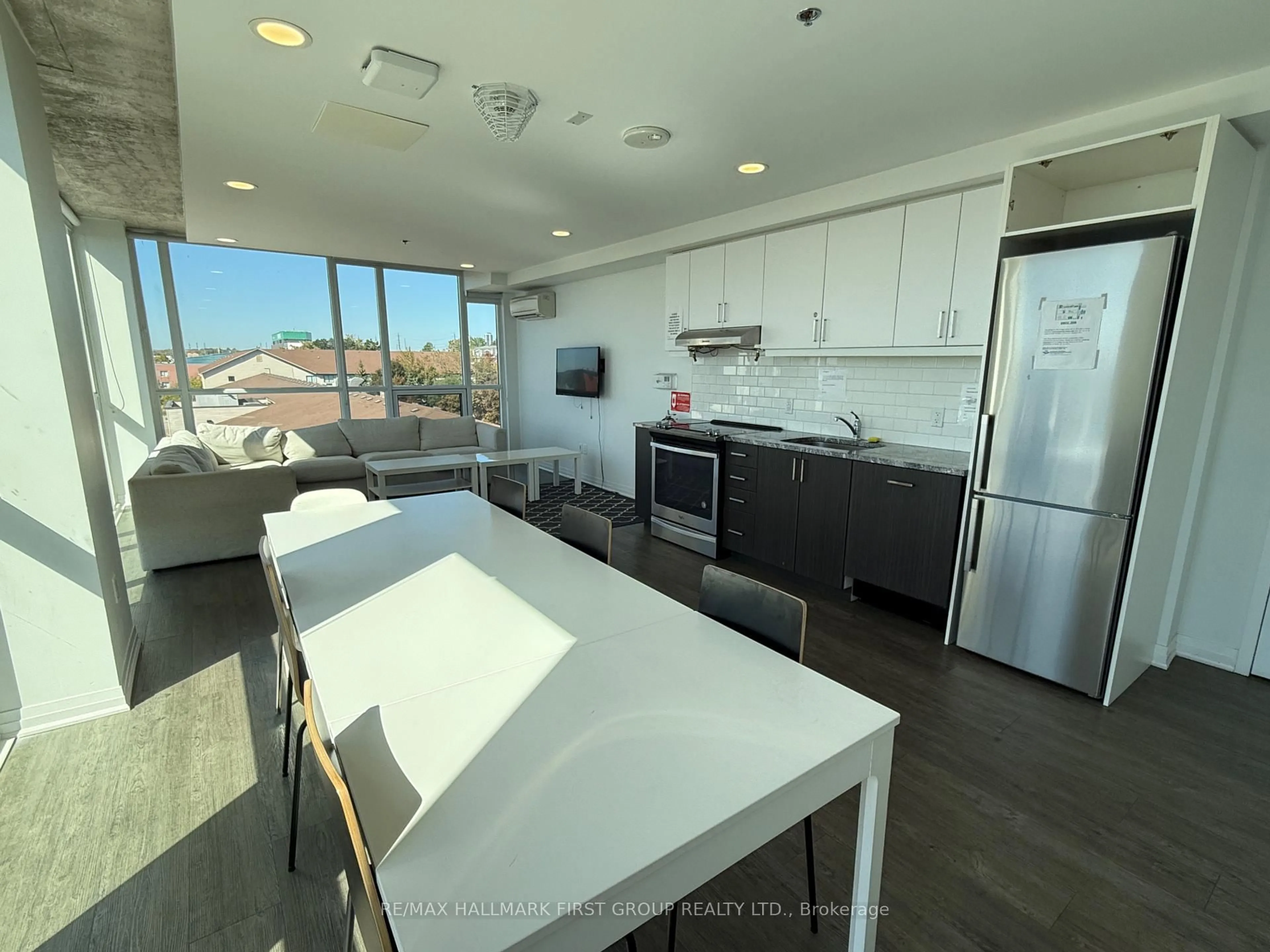 Open concept kitchen, ceramic/tile floor for 1900 Simcoe St #529, Oshawa Ontario L1G 4Y3