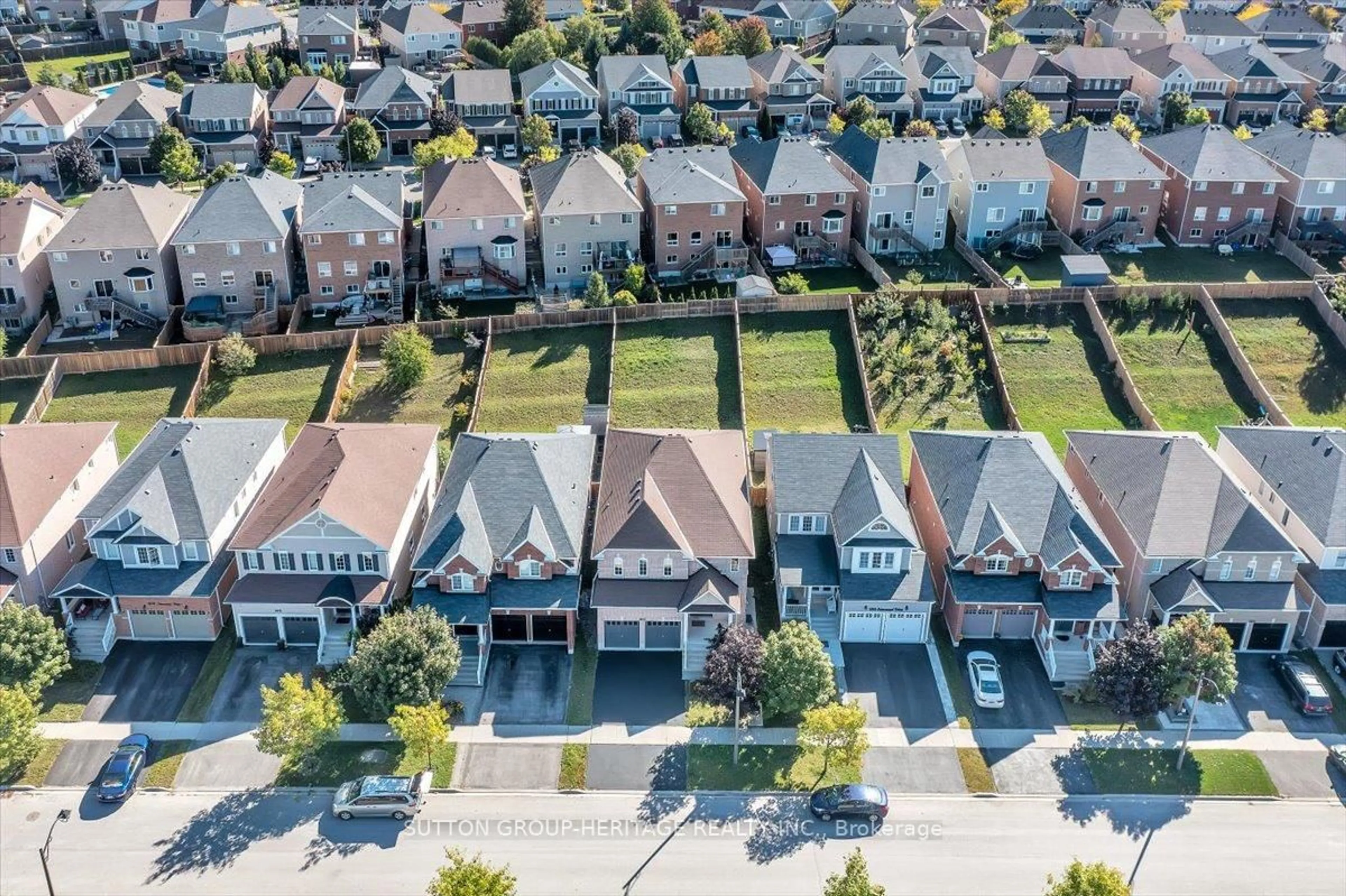 A pic from outside/outdoor area/front of a property/back of a property/a pic from drone, street for 1867 Arborwood Dr, Oshawa Ontario L1K 0R3