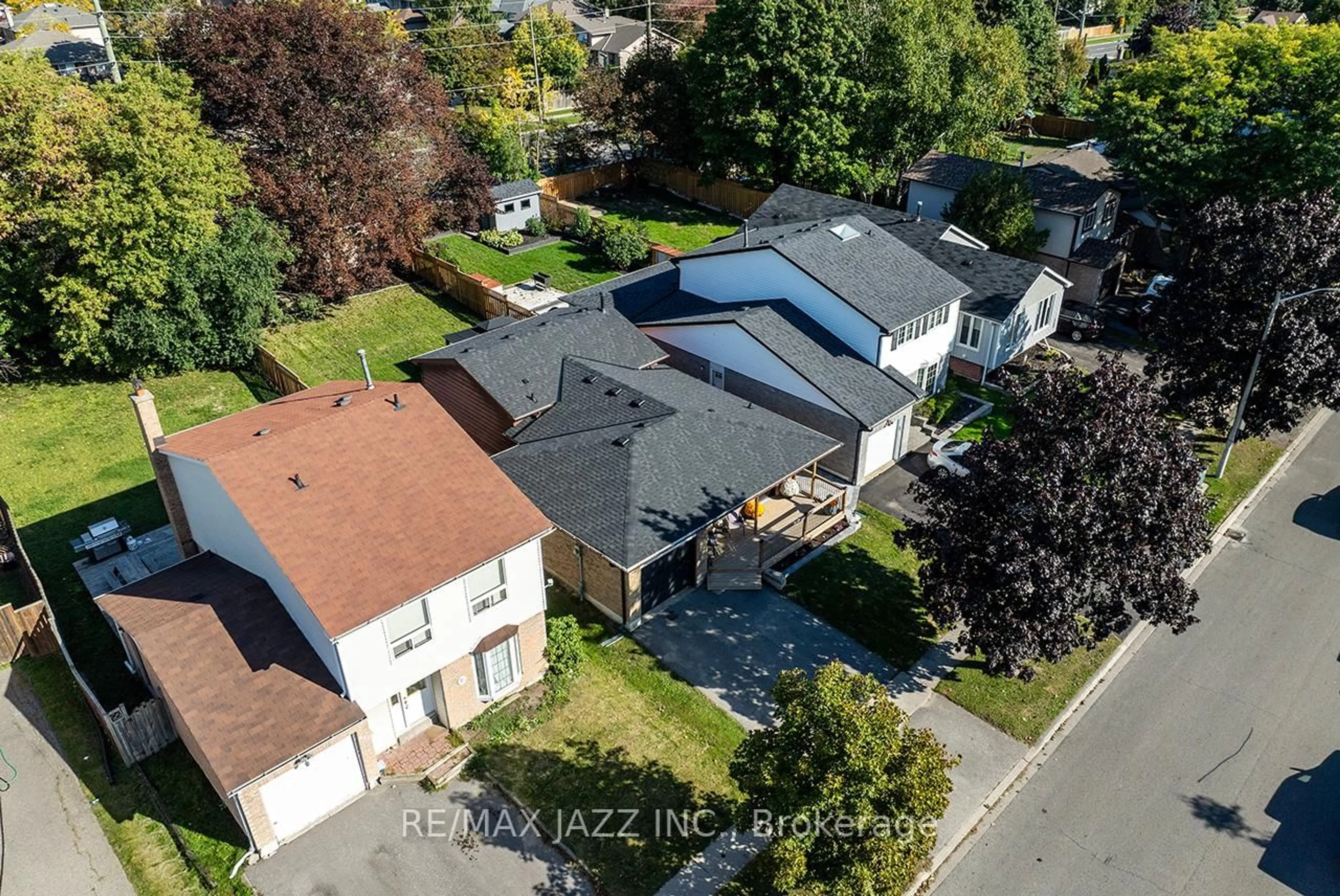 A pic from outside/outdoor area/front of a property/back of a property/a pic from drone, street for 541 Galahad Dr, Oshawa Ontario L1K 1L9