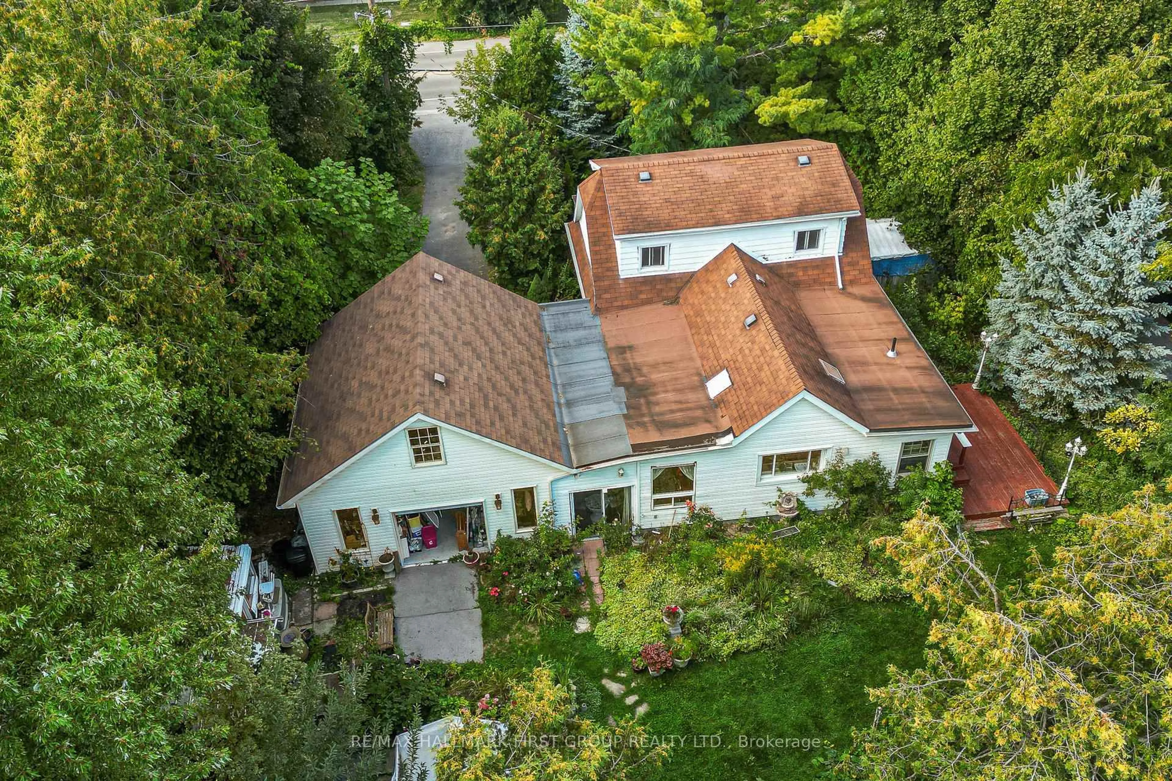 A pic from outside/outdoor area/front of a property/back of a property/a pic from drone, unknown for 1433 Finch Ave, Pickering Ontario L1V 1J8