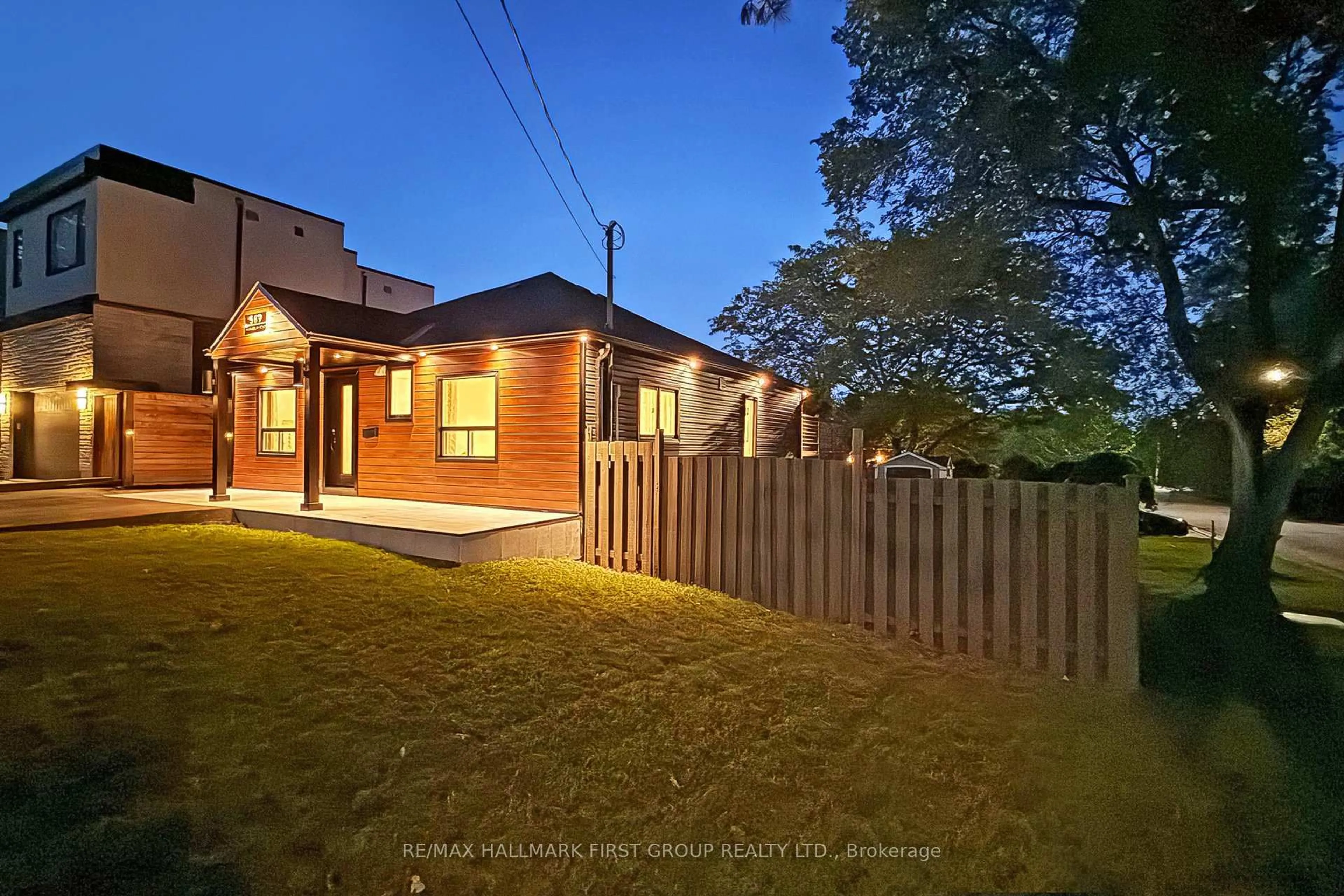 A pic from outside/outdoor area/front of a property/back of a property/a pic from drone, street for 589 Marksbury Rd, Pickering Ontario L1W 2T1
