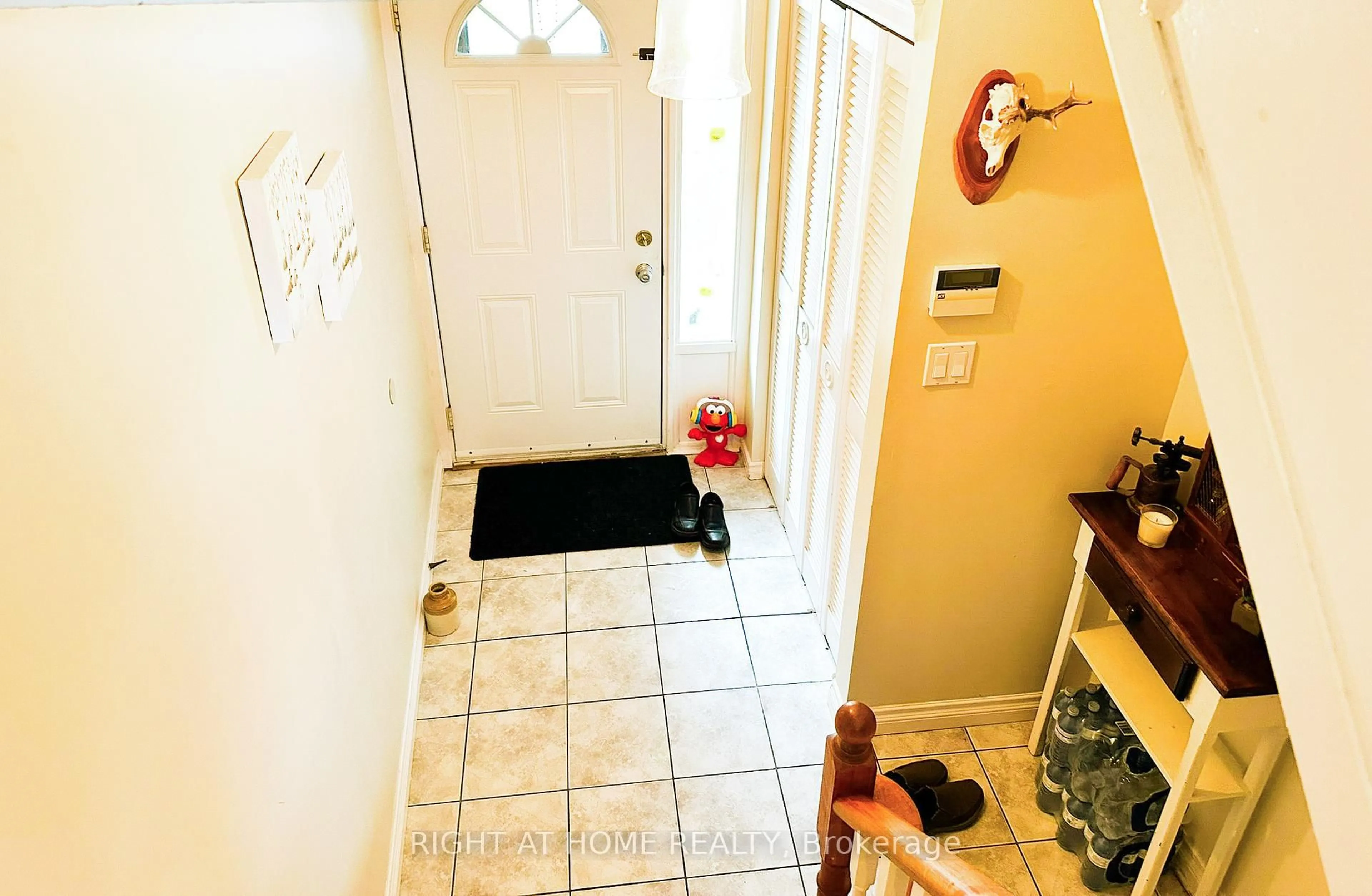 Indoor entryway for 1330 Trowbridge Dr #47, Oshawa Ontario L1G 7L1
