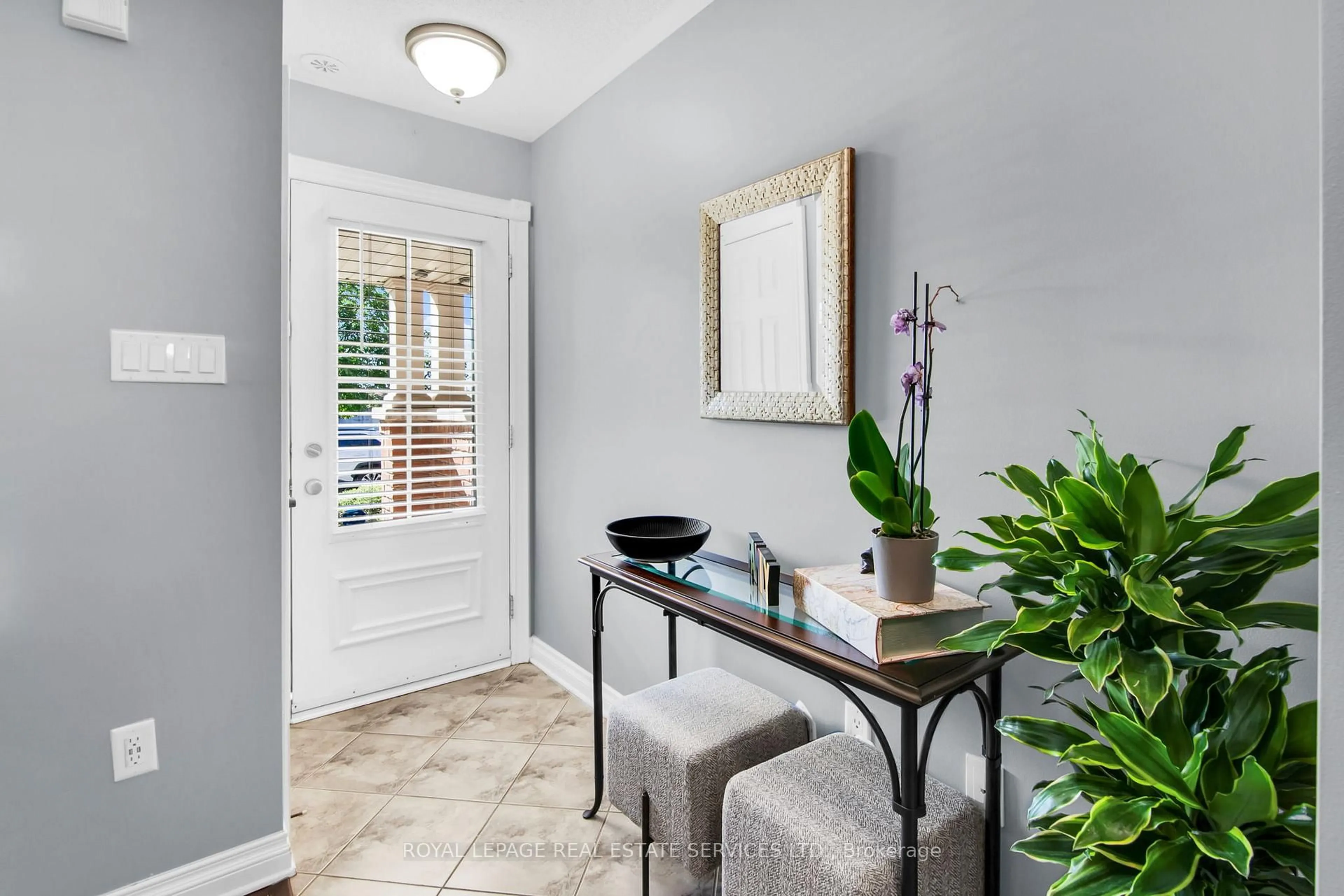 Indoor entryway for 6 Tranter Tr, Toronto Ontario M1L 0G6