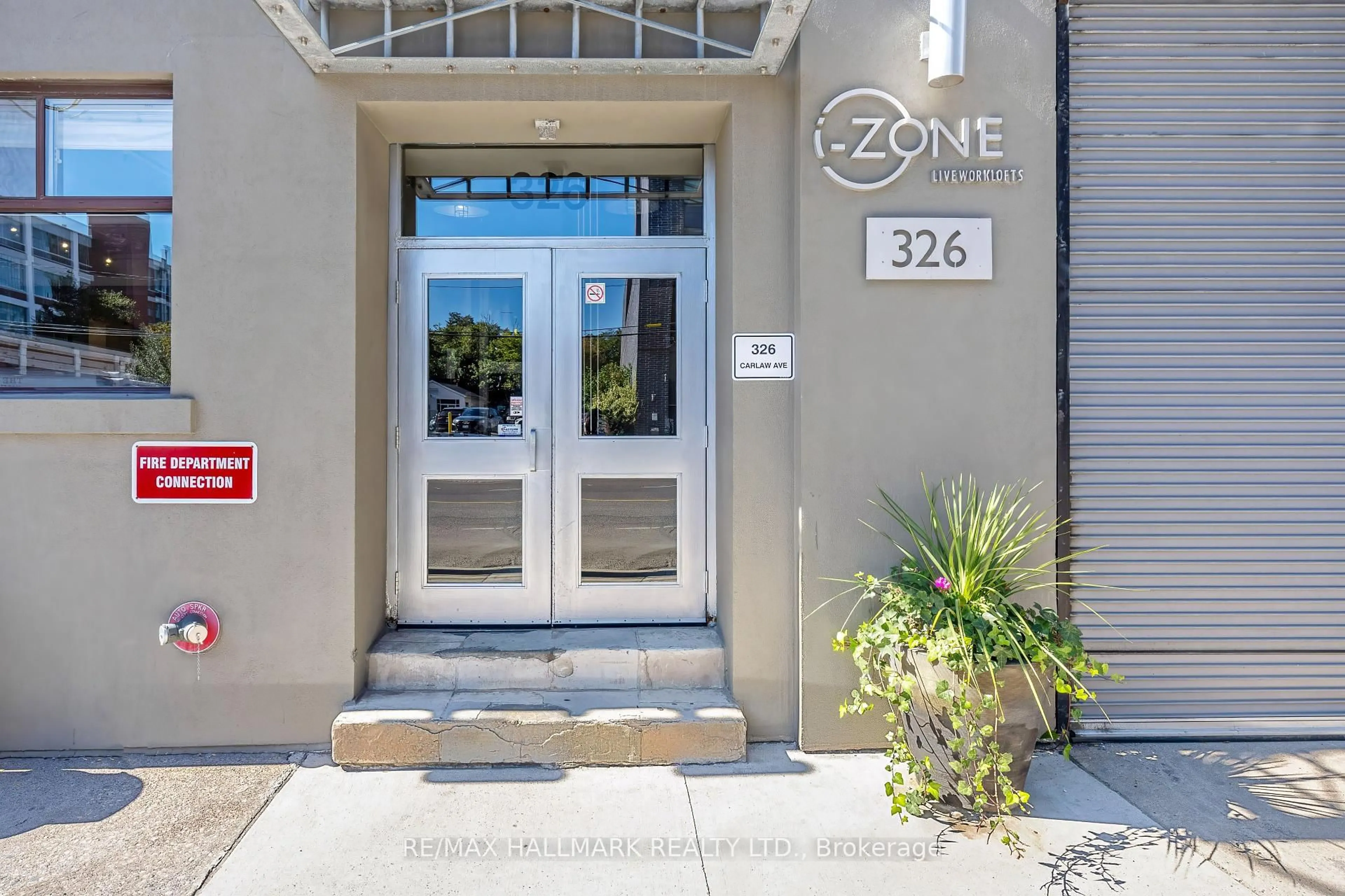 Indoor foyer for 326 Carlaw Ave #102, Toronto Ontario M4M 3N8