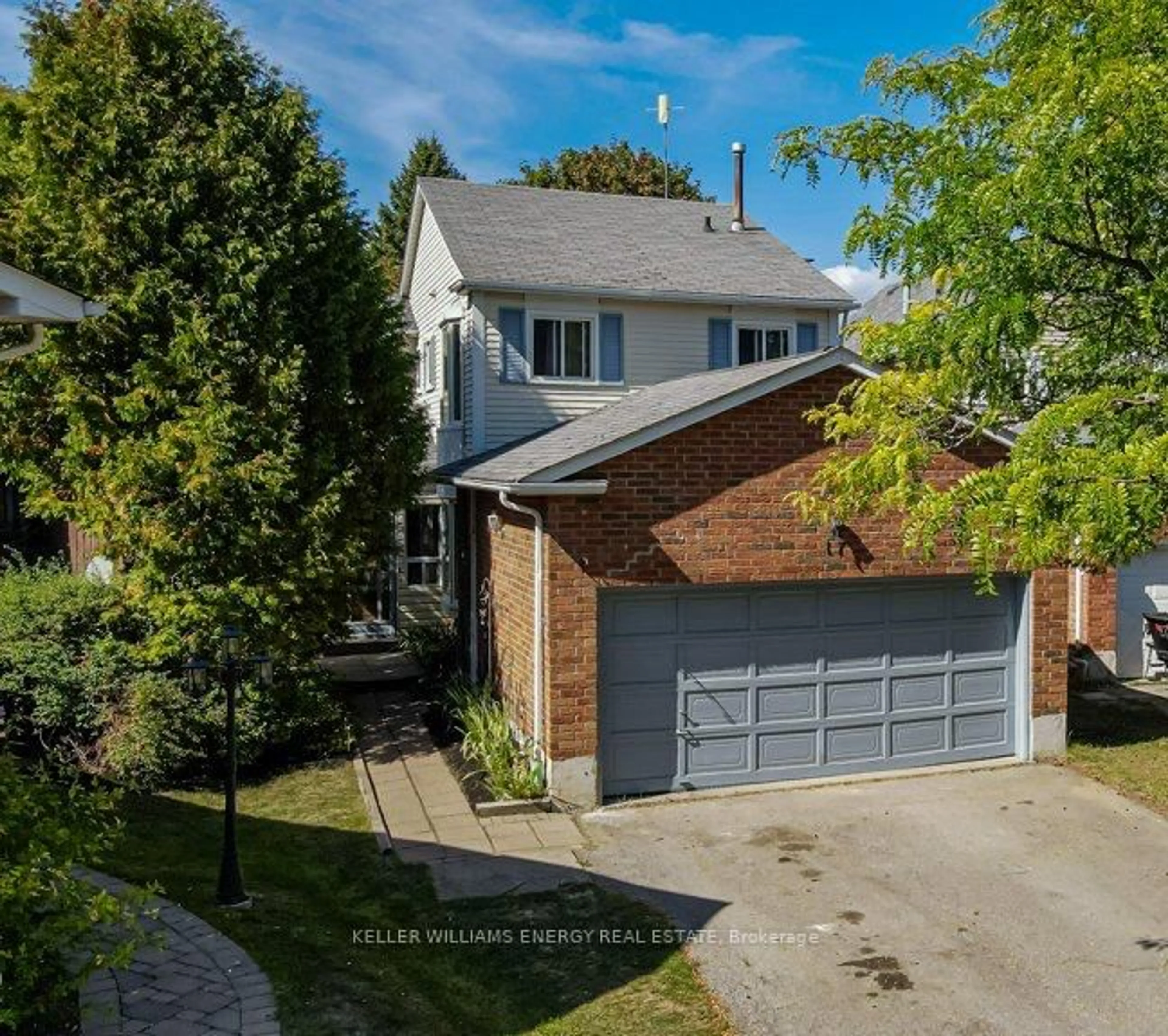 A pic from outside/outdoor area/front of a property/back of a property/a pic from drone, street for 17 Barrow Crt, Whitby Ontario L1P 1E4