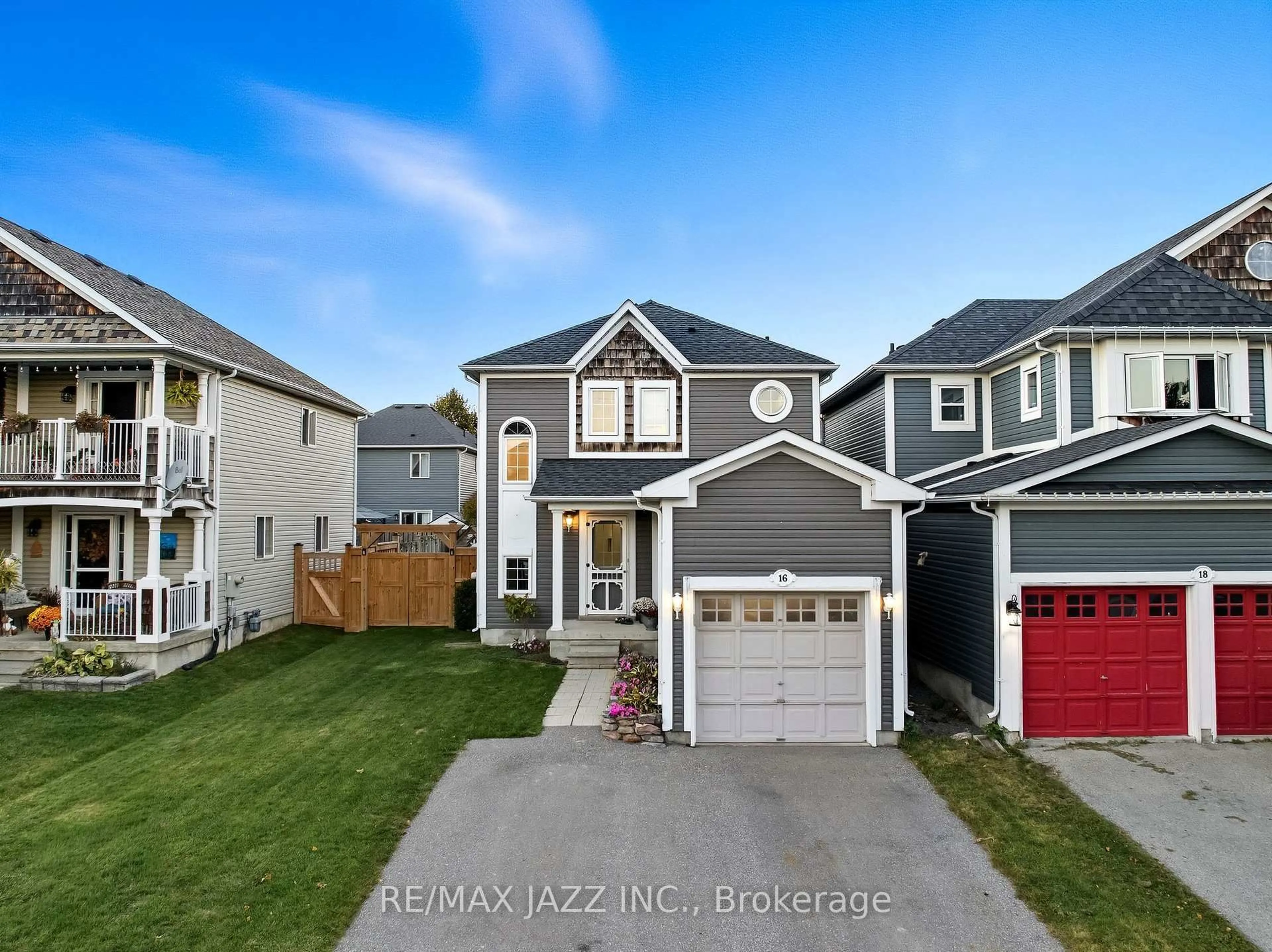 Home with vinyl exterior material, street for 16 Carveth Cres, Clarington Ontario L1B 1N3