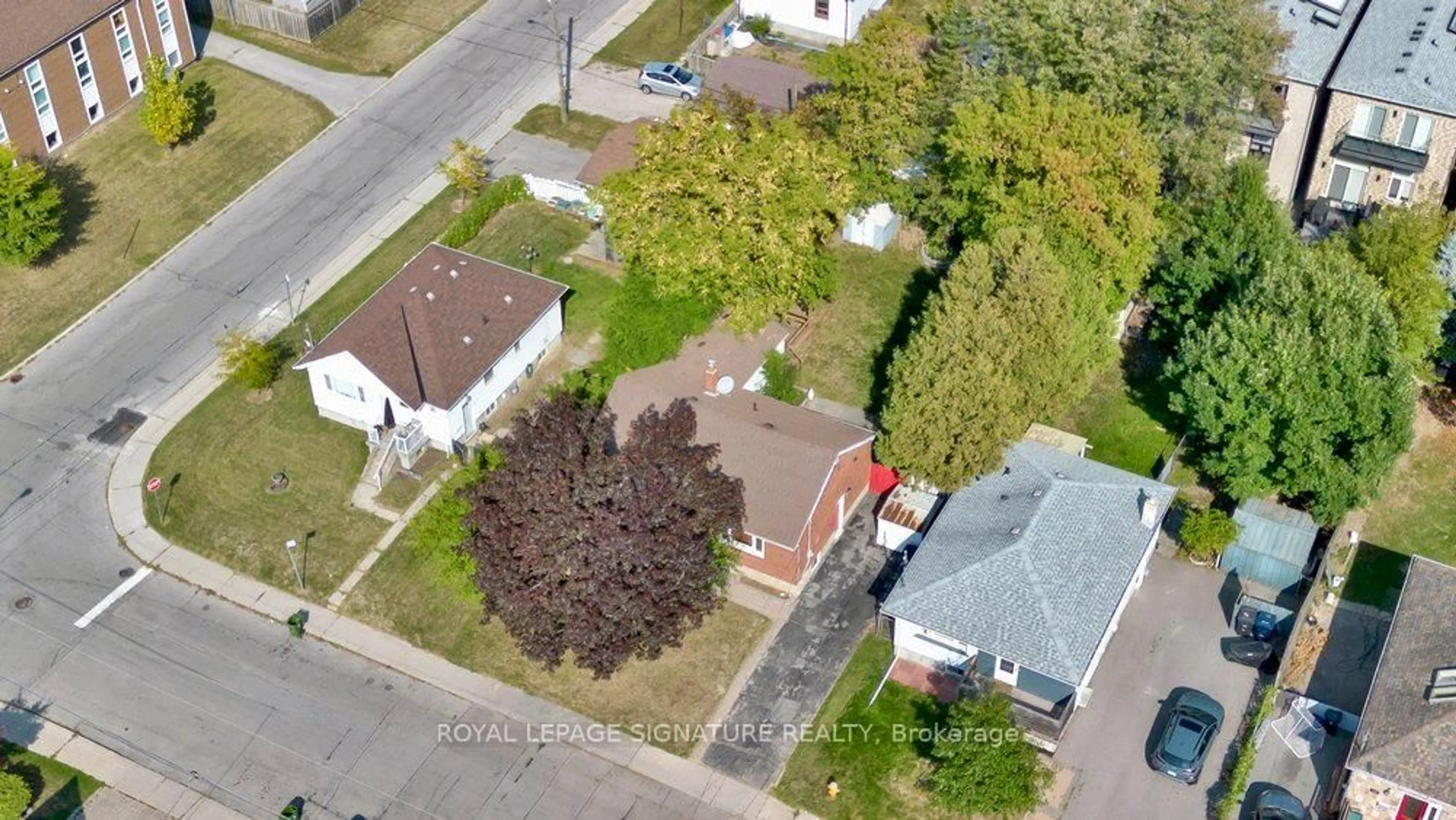 A pic from outside/outdoor area/front of a property/back of a property/a pic from drone, street for 75 Westbourne Ave, Toronto Ontario M1L 2Y3