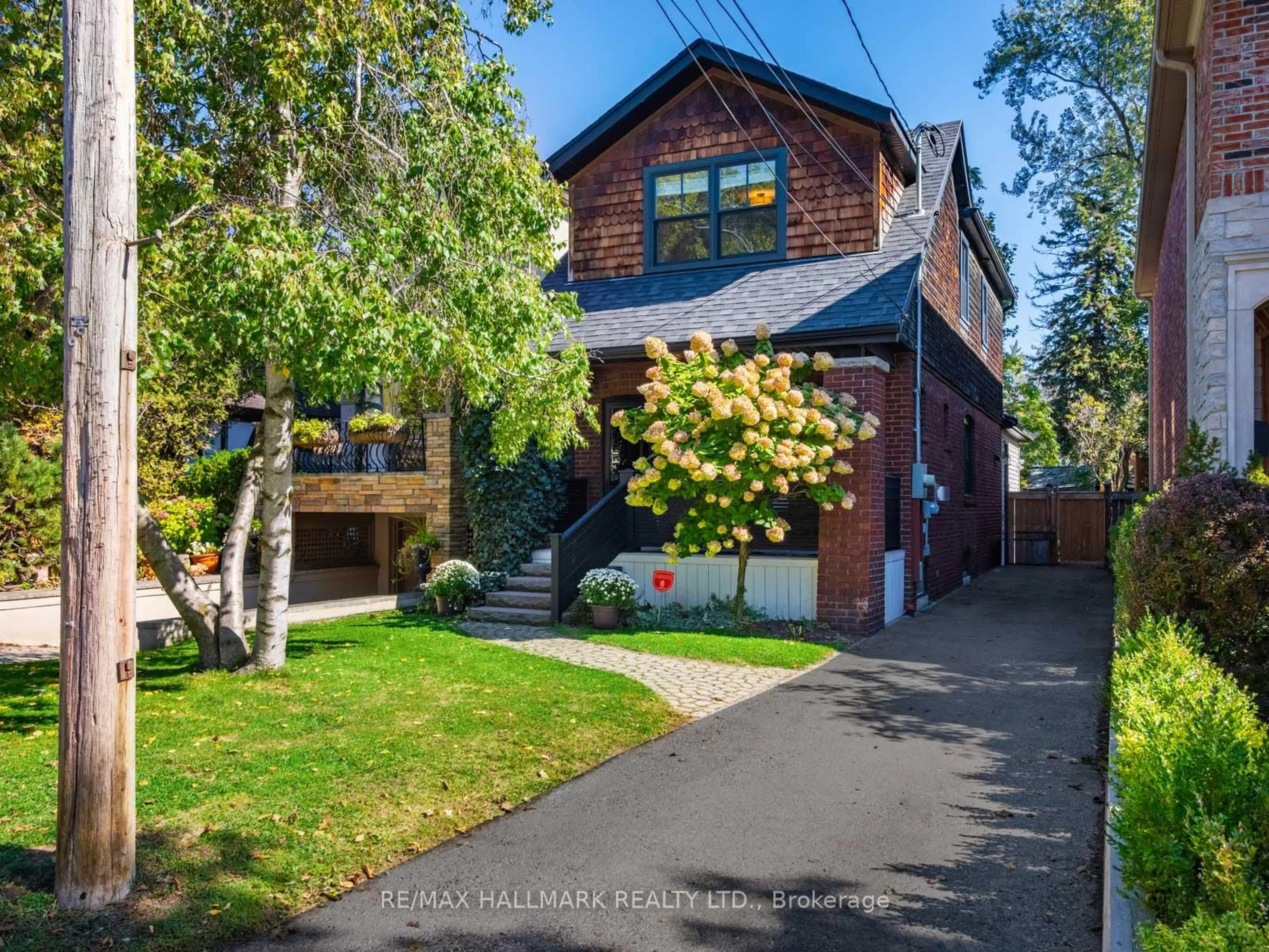 A pic from outside/outdoor area/front of a property/back of a property/a pic from drone, street for 103 Blantyre Ave, Toronto Ontario M1N 2R6