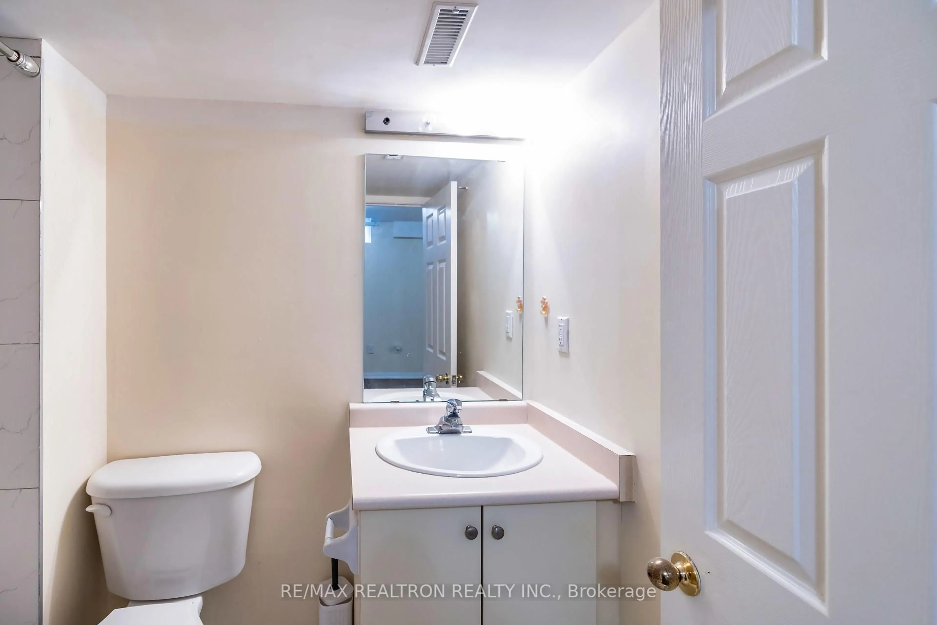 Standard bathroom, unknown for 32 Samandria Ave, Whitby Ontario L1R 2Z7