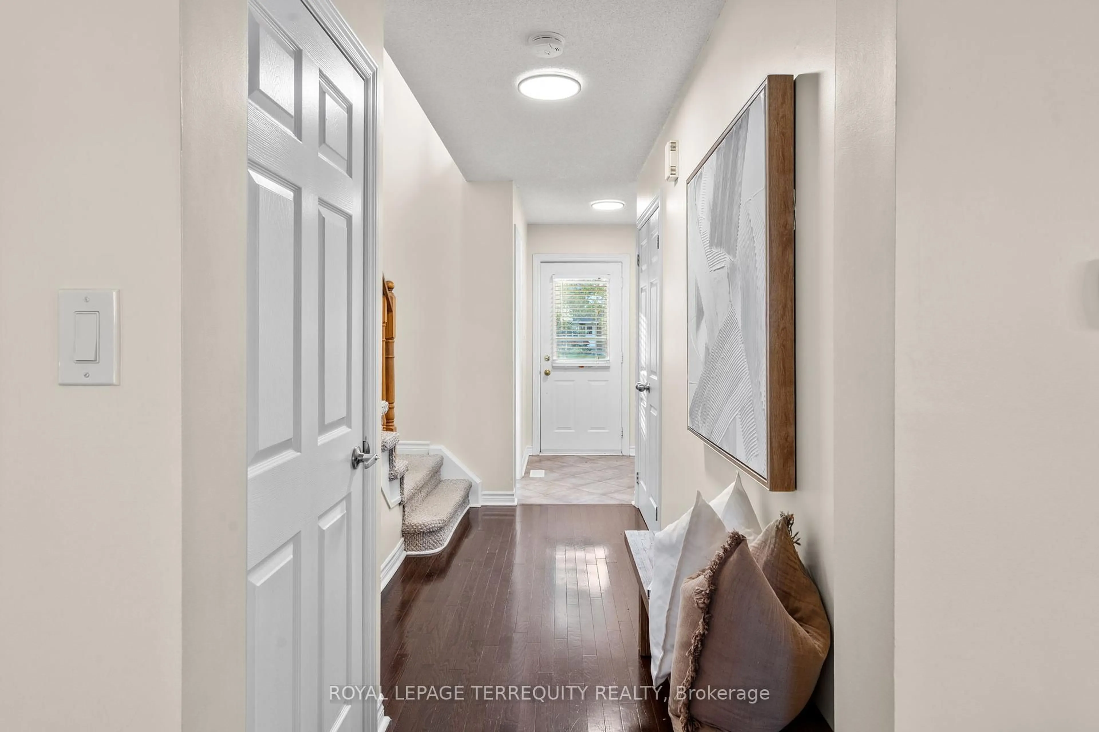Indoor entryway for 43 Champine Sq, Clarington Ontario L1C 4W1
