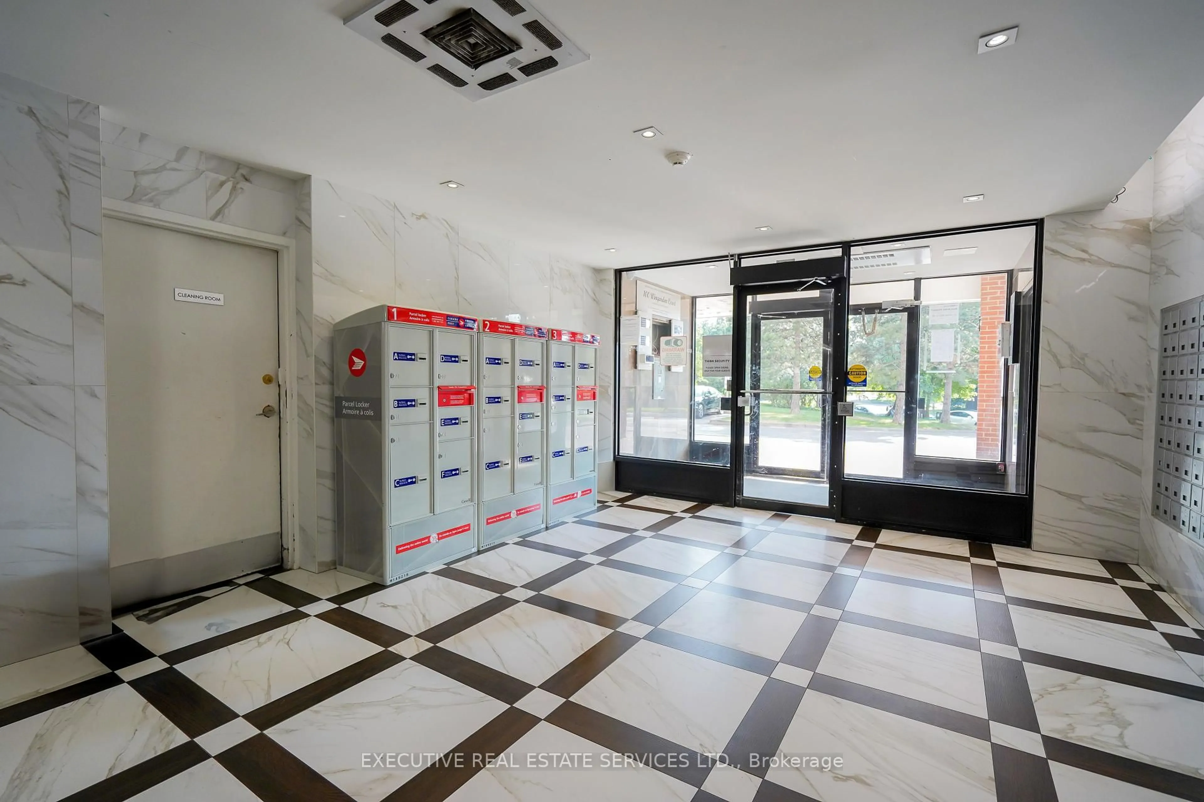 Indoor foyer for 100 Wingarden Crt #605, Toronto Ontario M1B 2P4