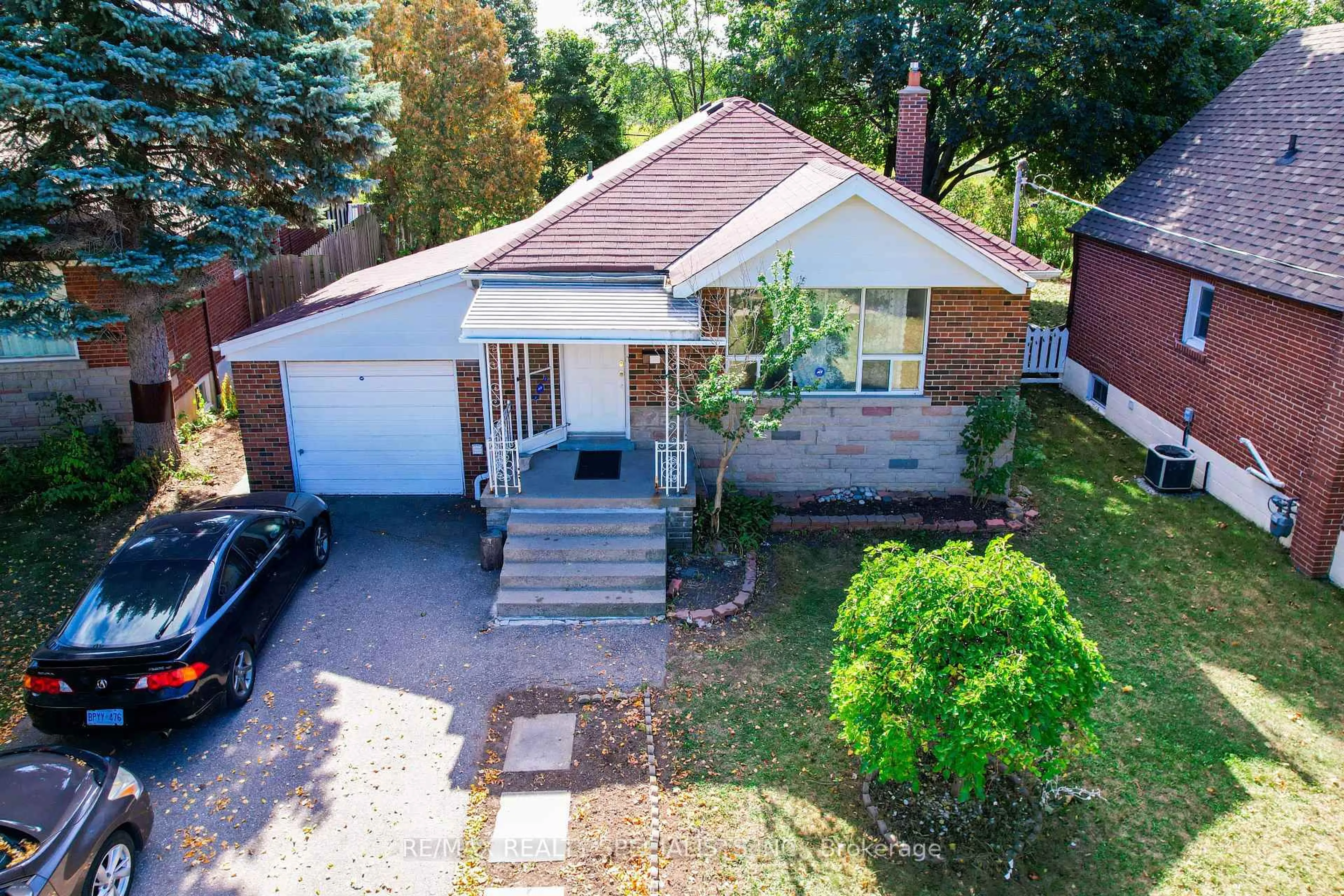 A pic from outside/outdoor area/front of a property/back of a property/a pic from drone, street for 127 Flora Dr, Toronto Ontario M1P 1A7