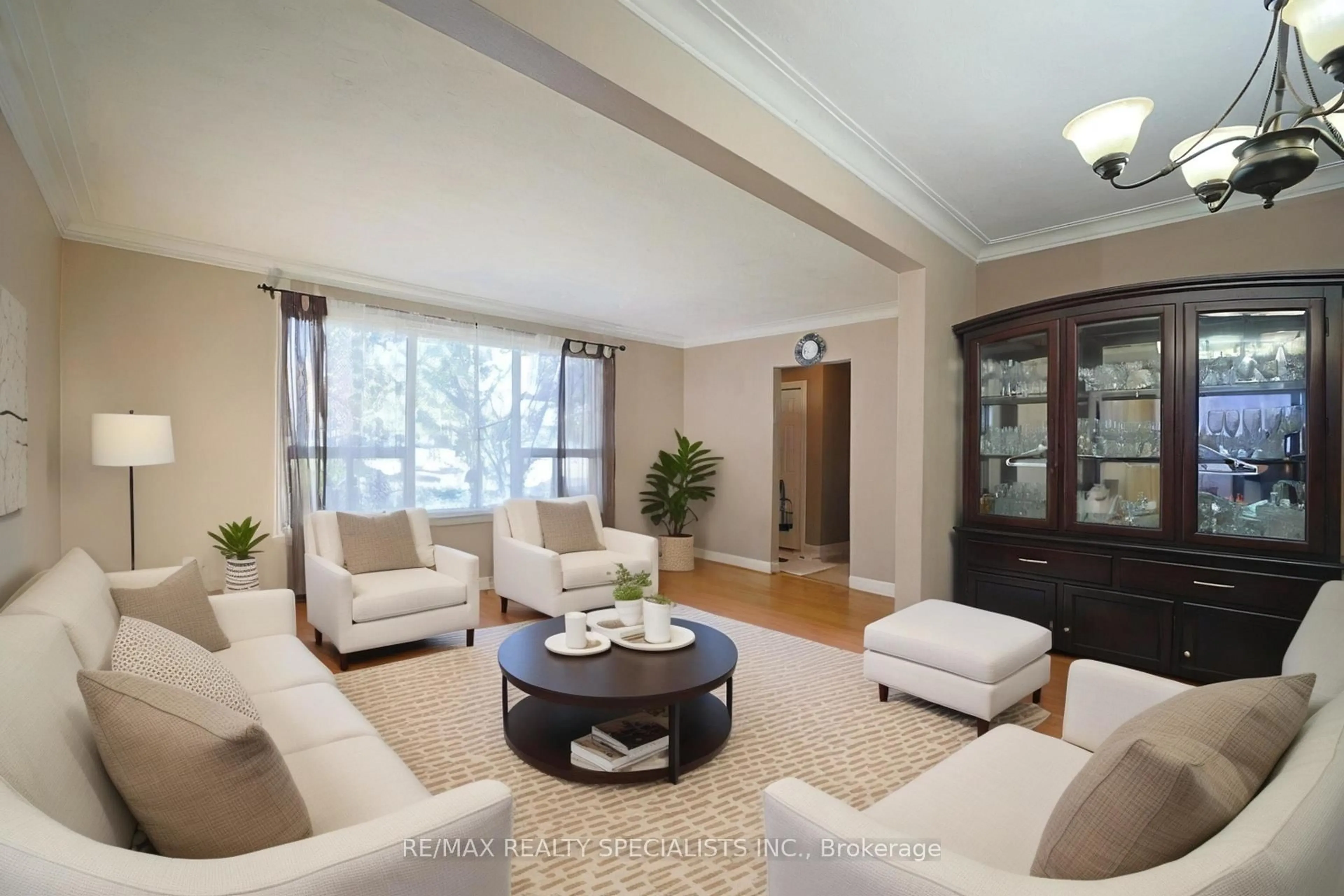 Living room with furniture, unknown for 127 Flora Dr, Toronto Ontario M1P 1A7