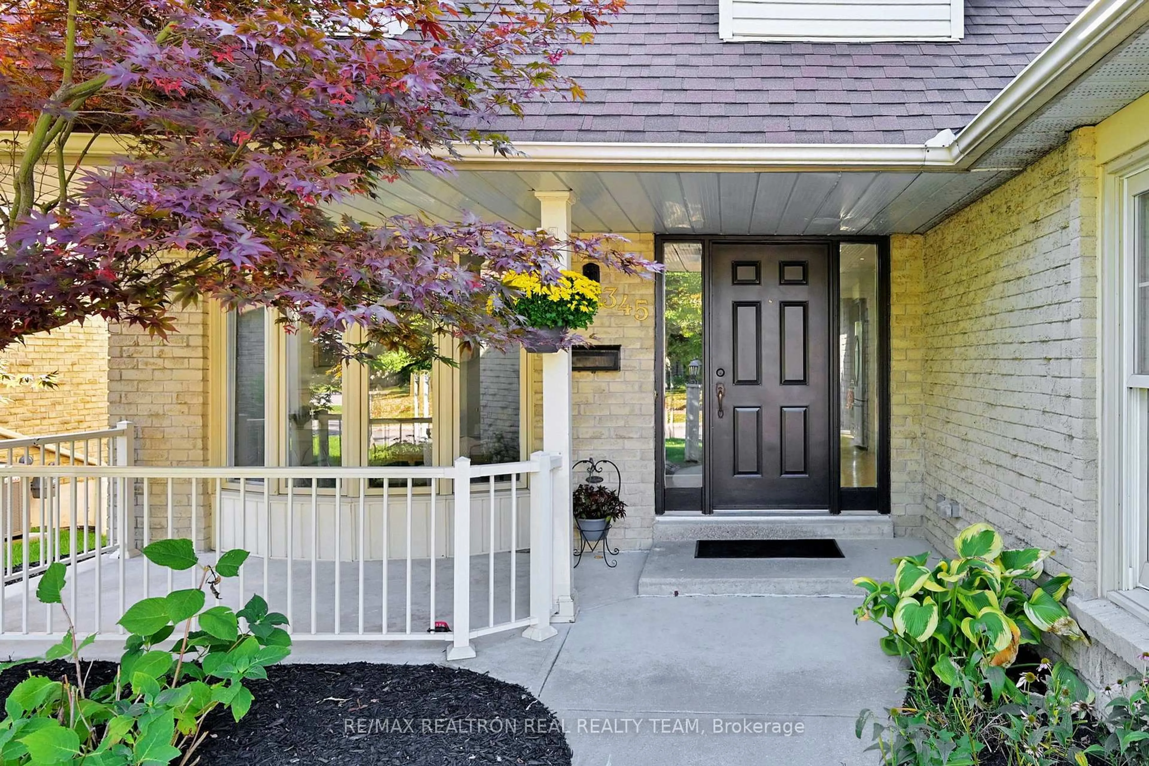 Indoor entryway for 345 Regal Briar St, Whitby Ontario L1N 6P4