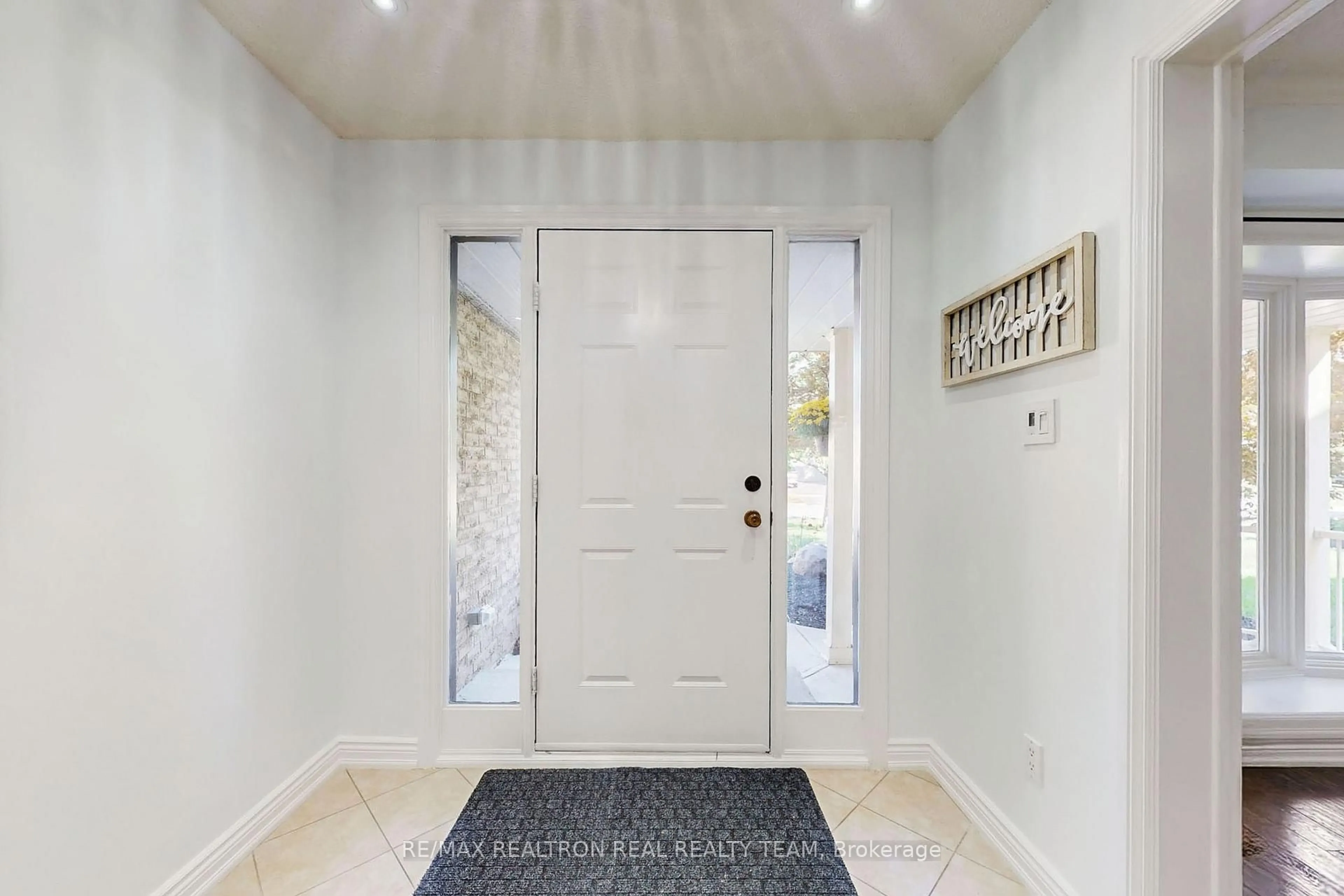 Indoor entryway for 345 Regal Briar St, Whitby Ontario L1N 6P4