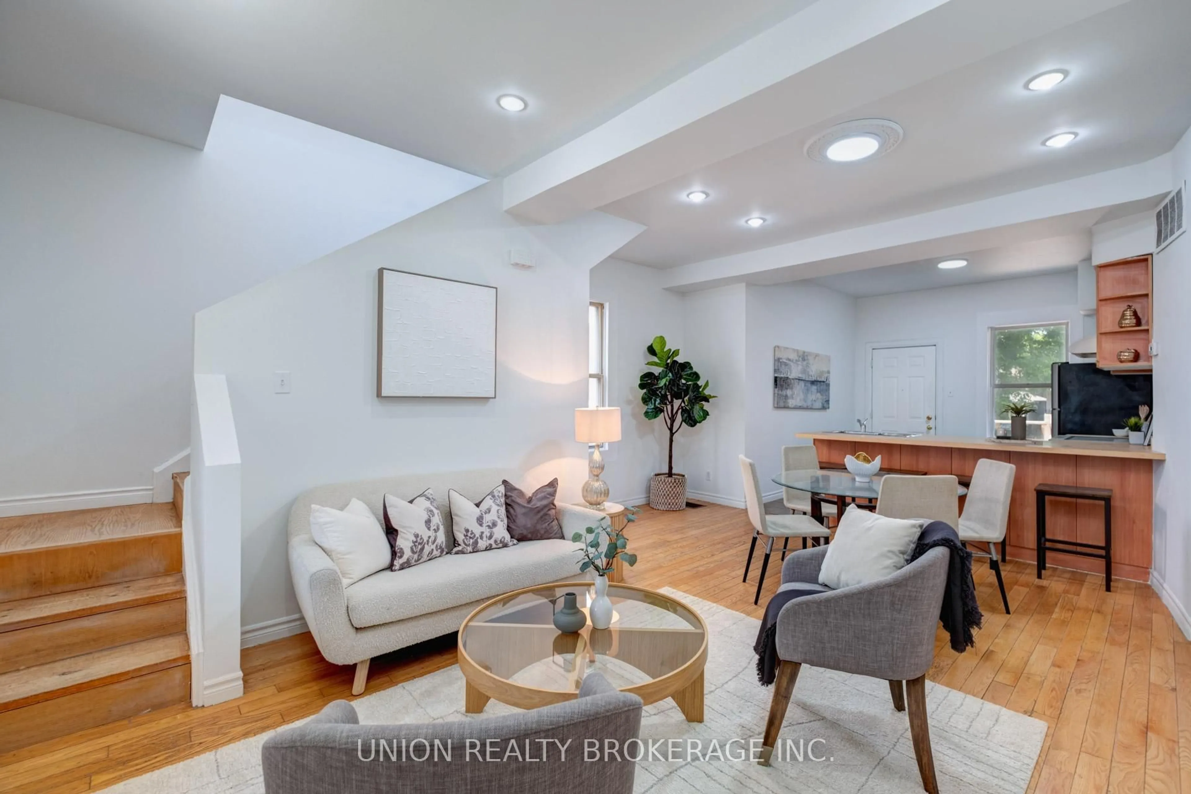 Living room with furniture, unknown for 533 Victoria Park Ave, Toronto Ontario M4C 5H2