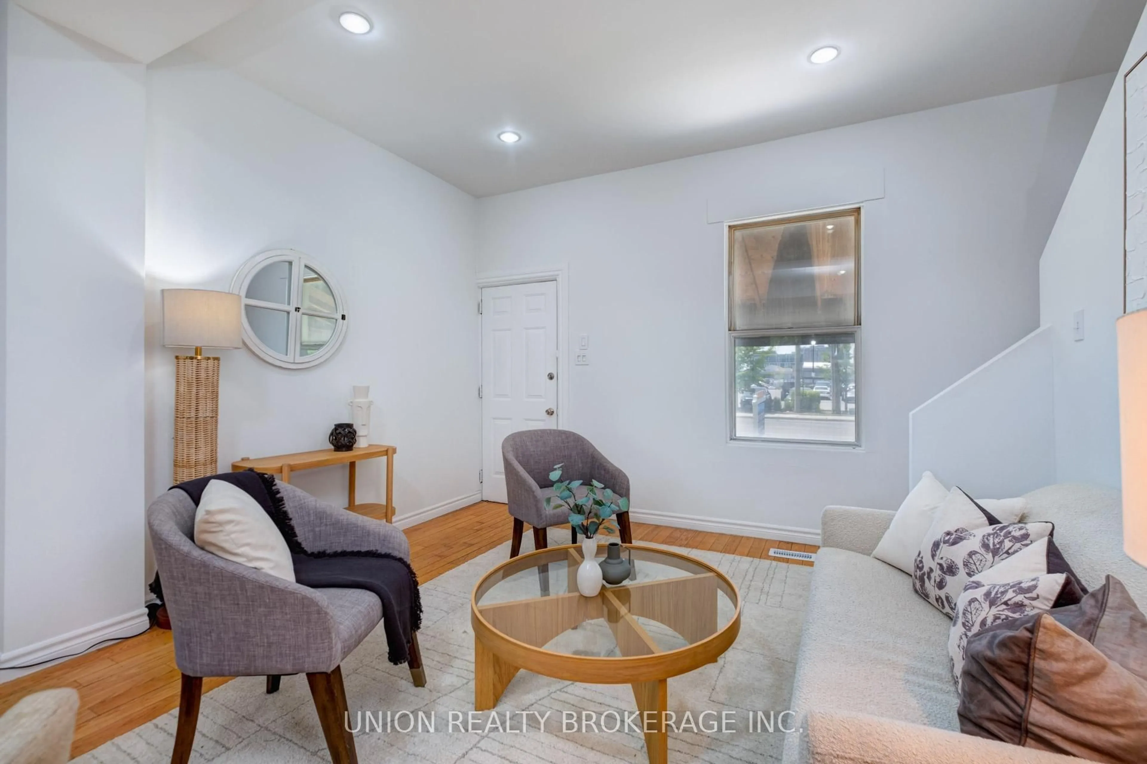 Living room with furniture, unknown for 533 Victoria Park Ave, Toronto Ontario M4C 5H2