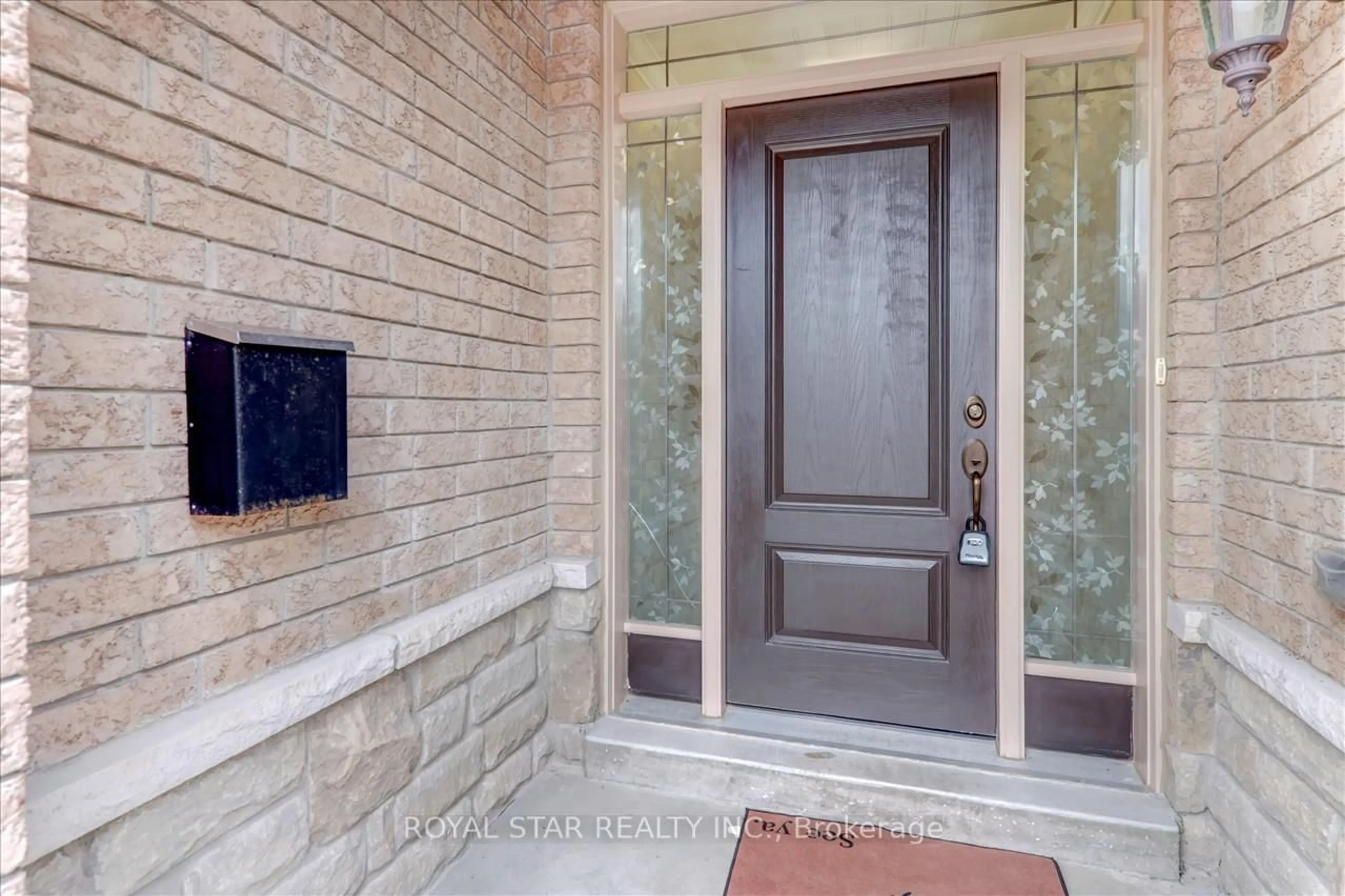 Indoor entryway for 1881 Pine Grove Ave, Pickering Ontario L1V 1K7
