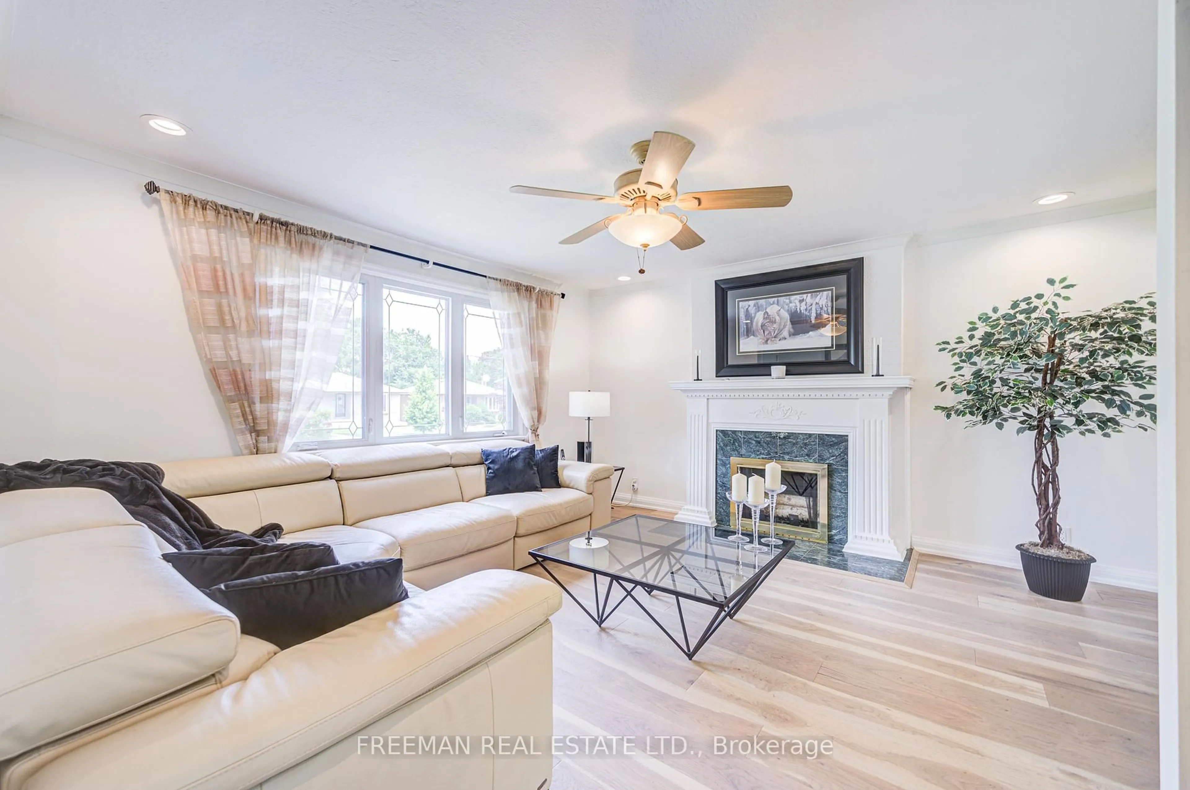 Living room with furniture, wood/laminate floor for 21 Martindale Rd, Toronto Ontario M1M 2B8