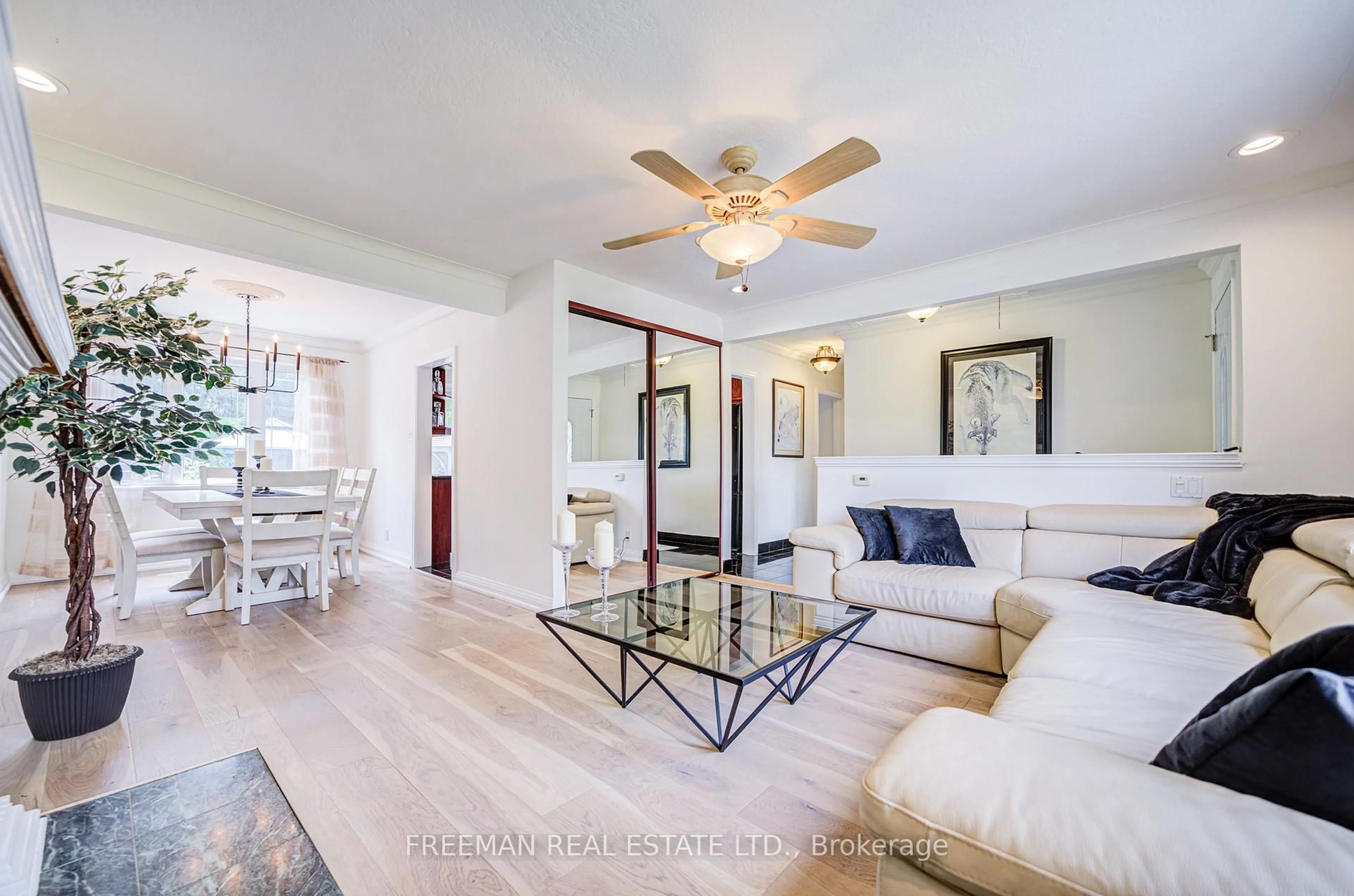 Living room with furniture, unknown for 21 Martindale Rd, Toronto Ontario M1M 2B8