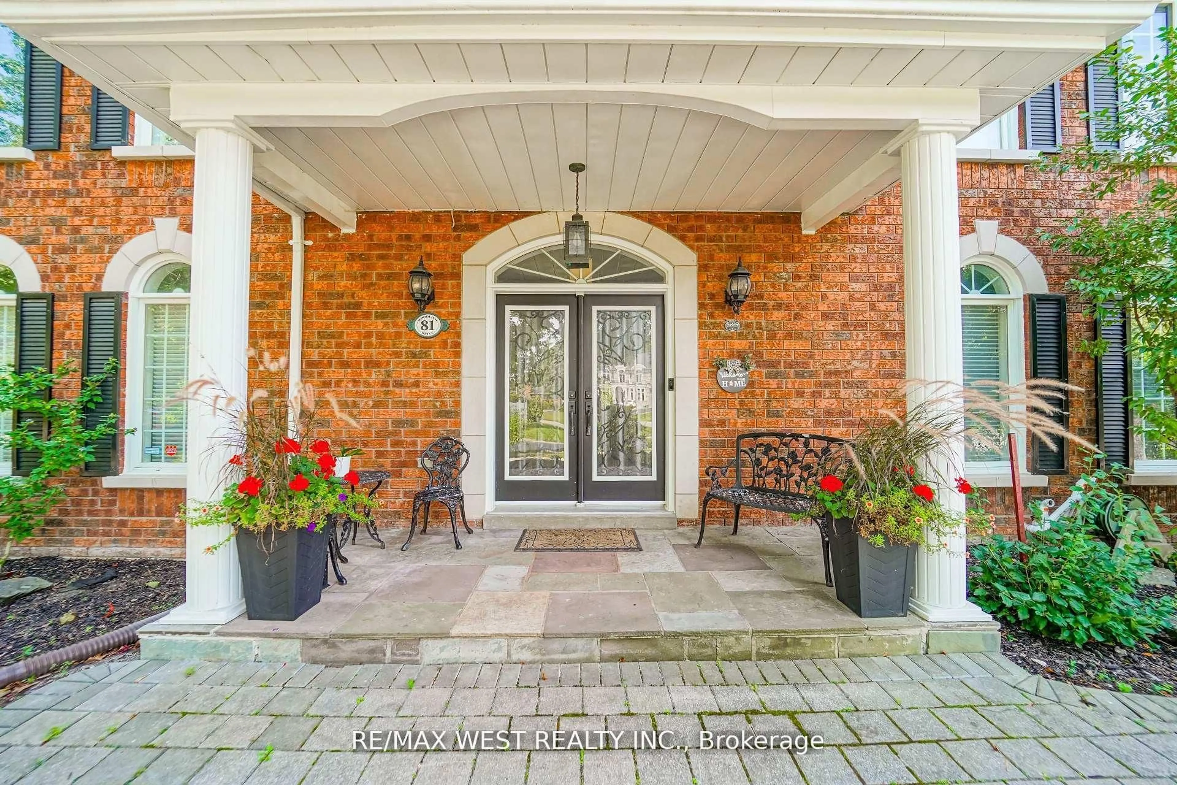 Indoor entryway for 81 Woodview Dr, Pickering Ontario L1V 1L1