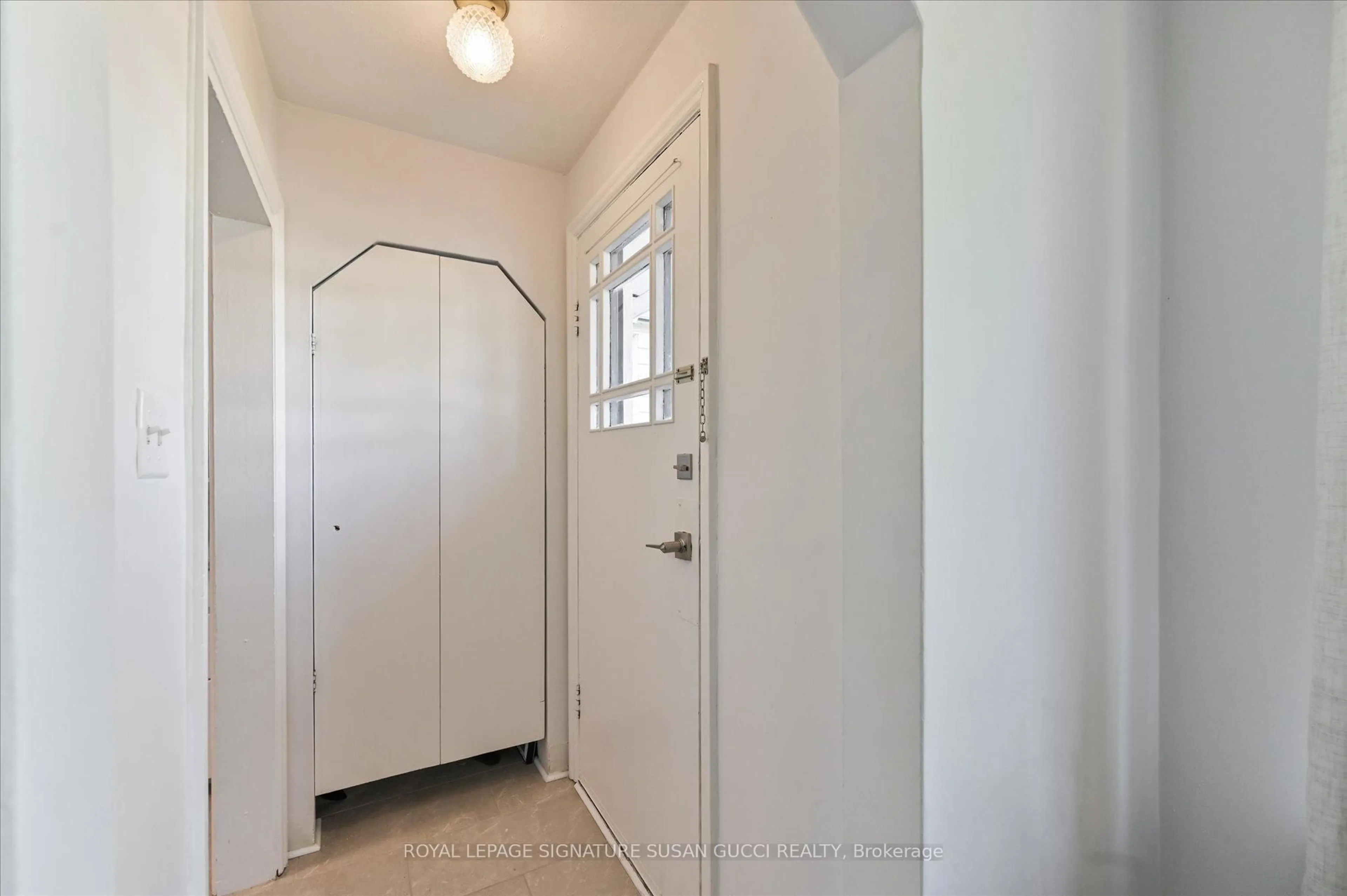 Indoor entryway for 90 Meighen Ave, Toronto Ontario M4B 2H7