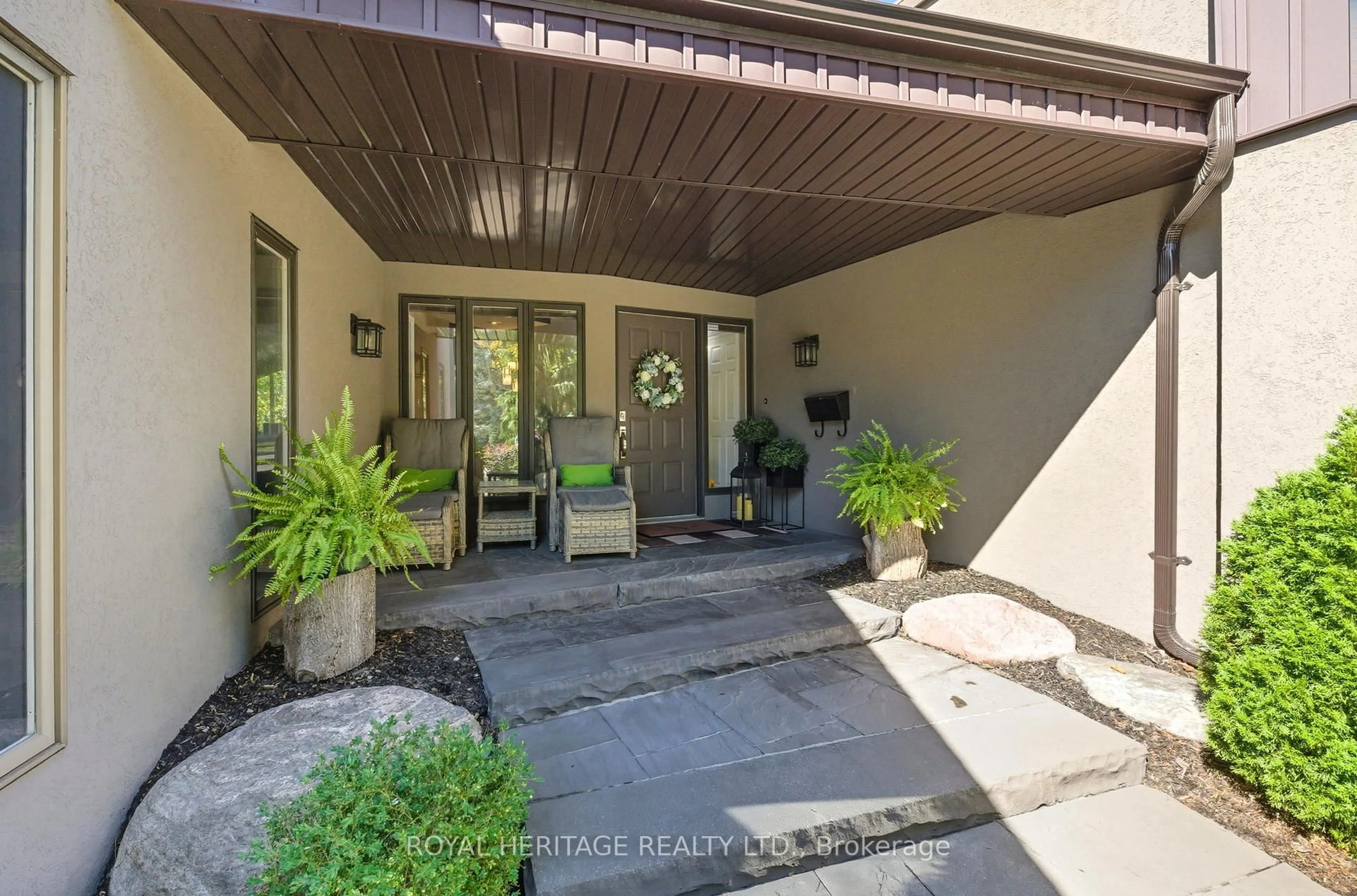 Indoor entryway for 1014 Tiffany Circ, Oshawa Ontario L1G 7S1