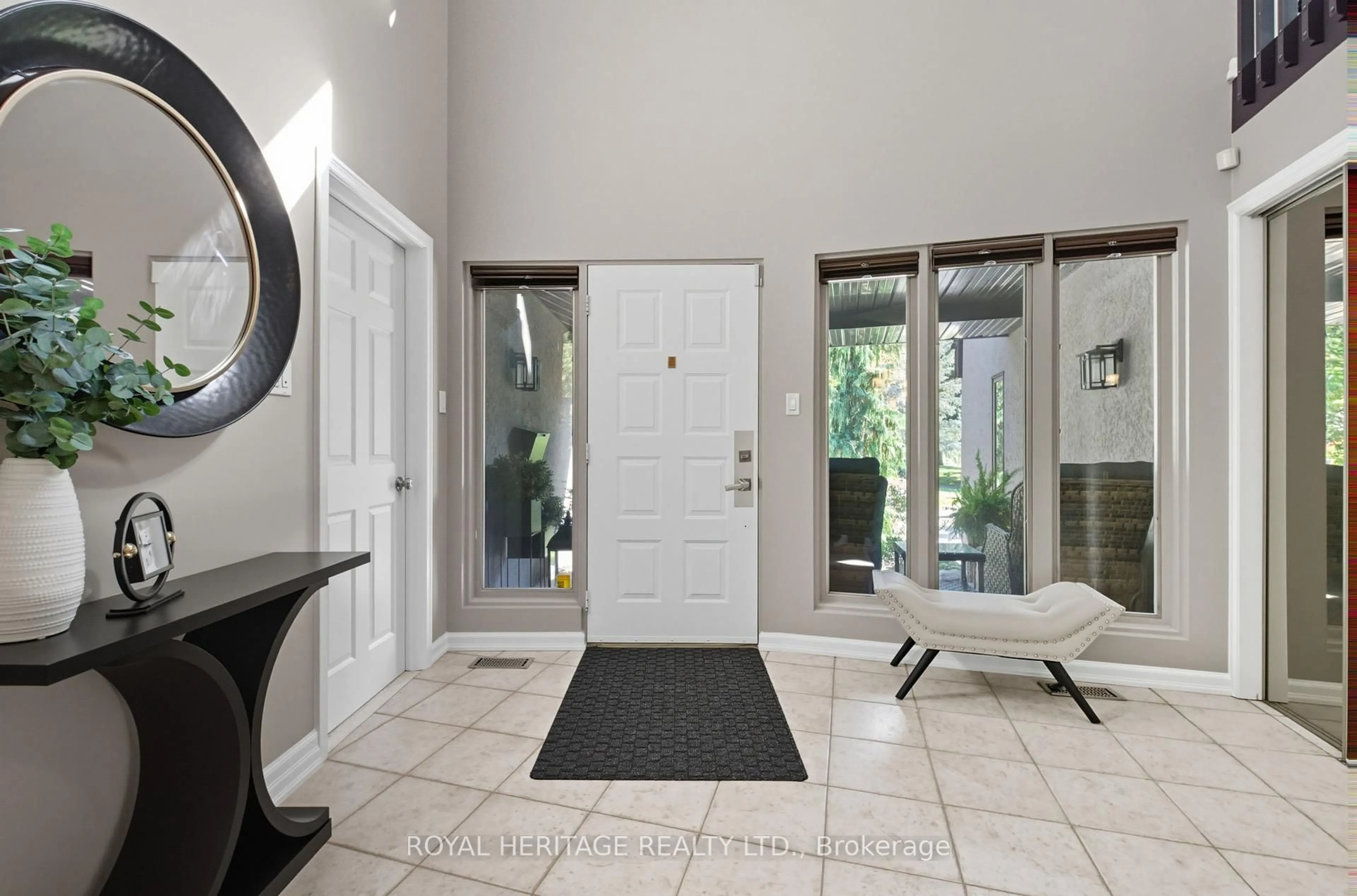 Indoor entryway for 1014 Tiffany Circ, Oshawa Ontario L1G 7S1