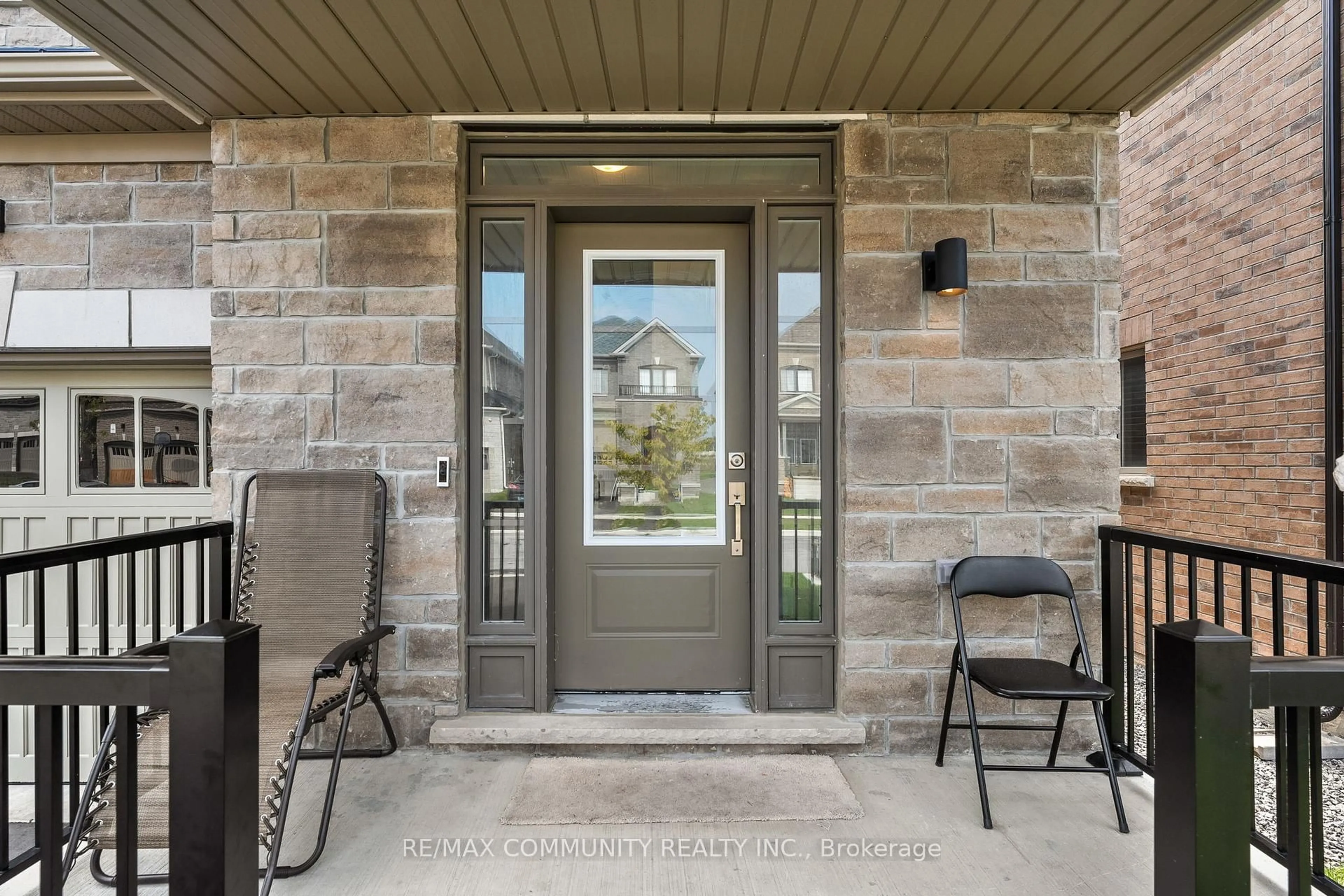 Indoor entryway for 75 Ed Ewert Ave, Clarington Ontario L1B 0W7
