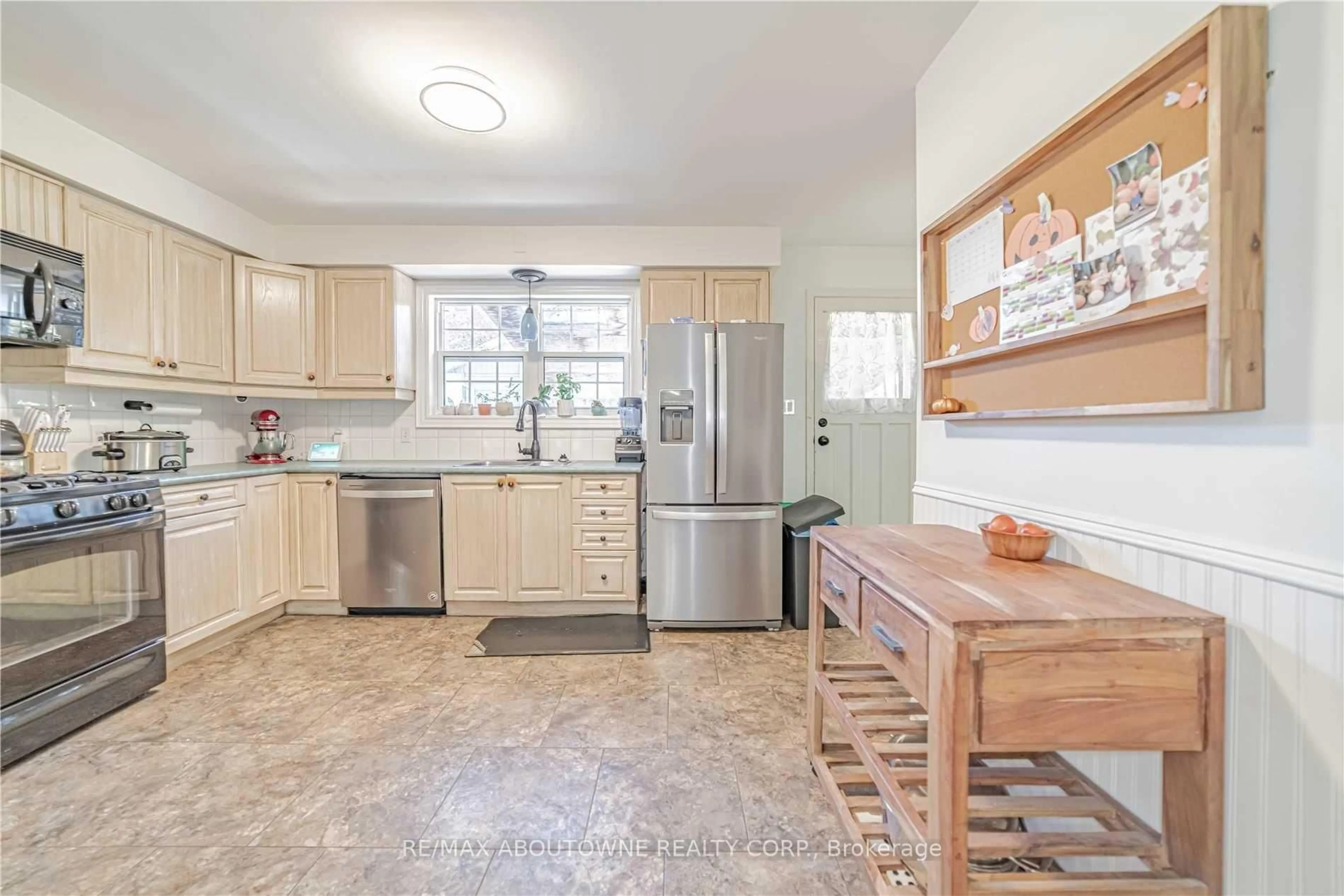 Open concept kitchen, ceramic/tile floor for 120 Northview Ave, Whitby Ontario L1N 2G7