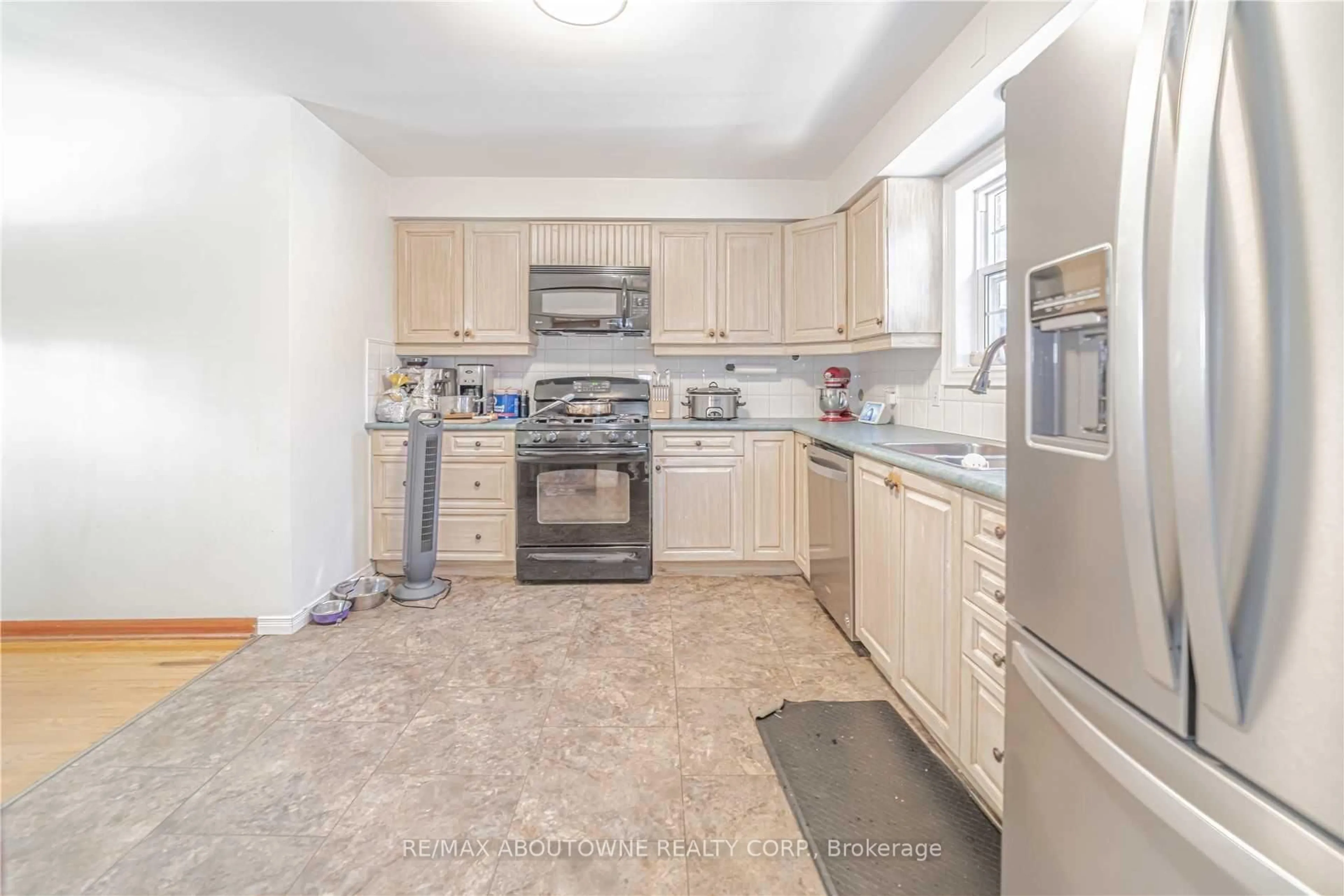 Standard kitchen, ceramic/tile floor for 120 Northview Ave, Whitby Ontario L1N 2G7
