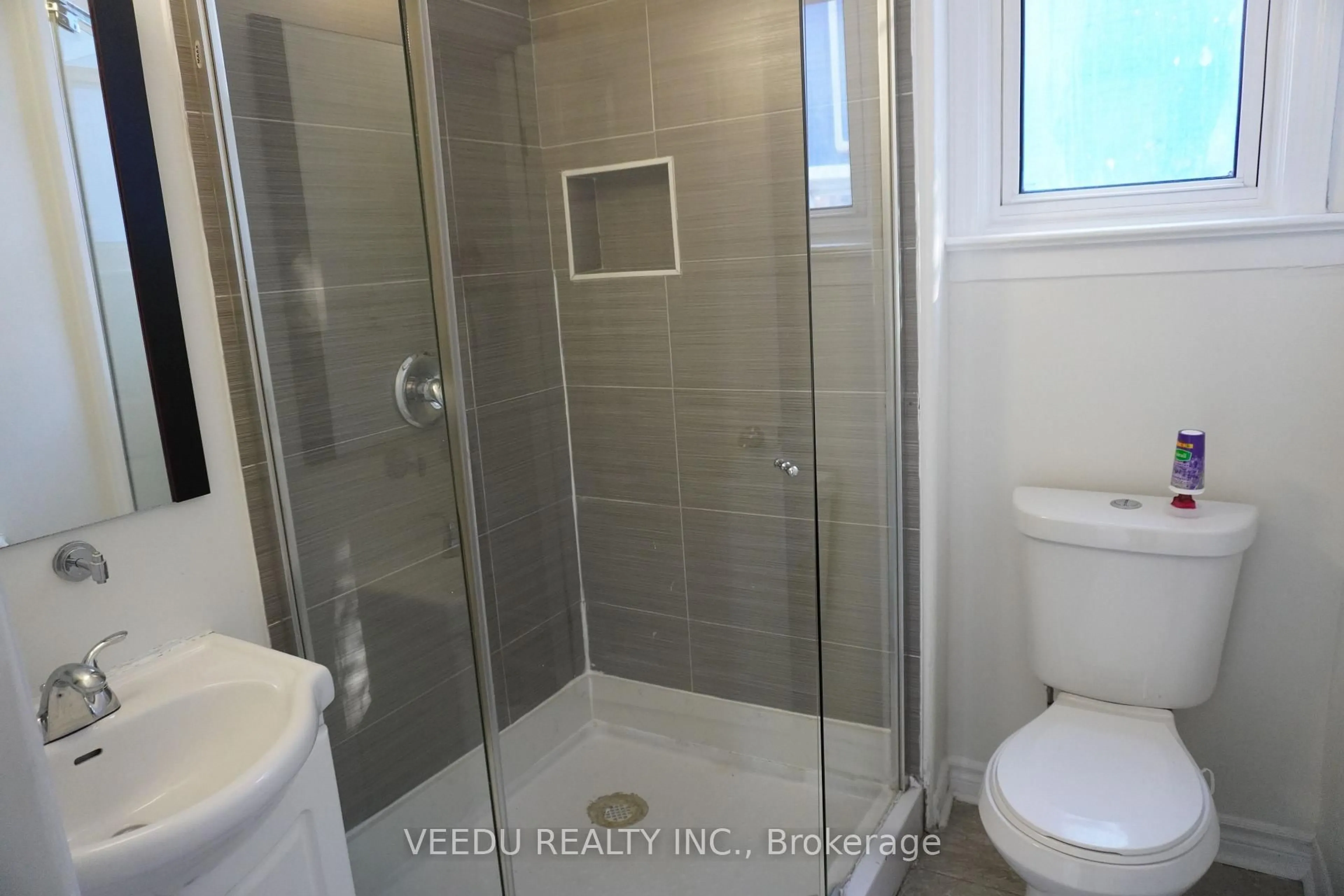 Standard bathroom, ceramic/tile floor for 42 Ritson Rd, Oshawa Ontario L1H 5G9