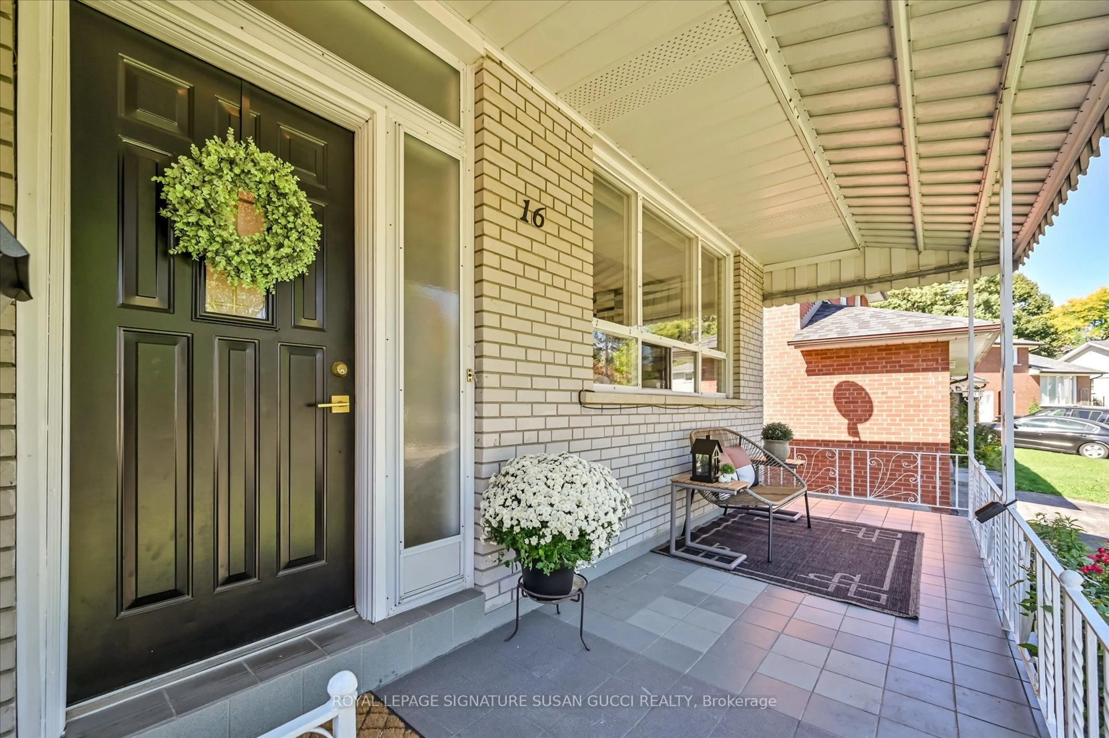 Indoor entryway for 16 Munford Cres, Toronto Ontario M4B 1C1