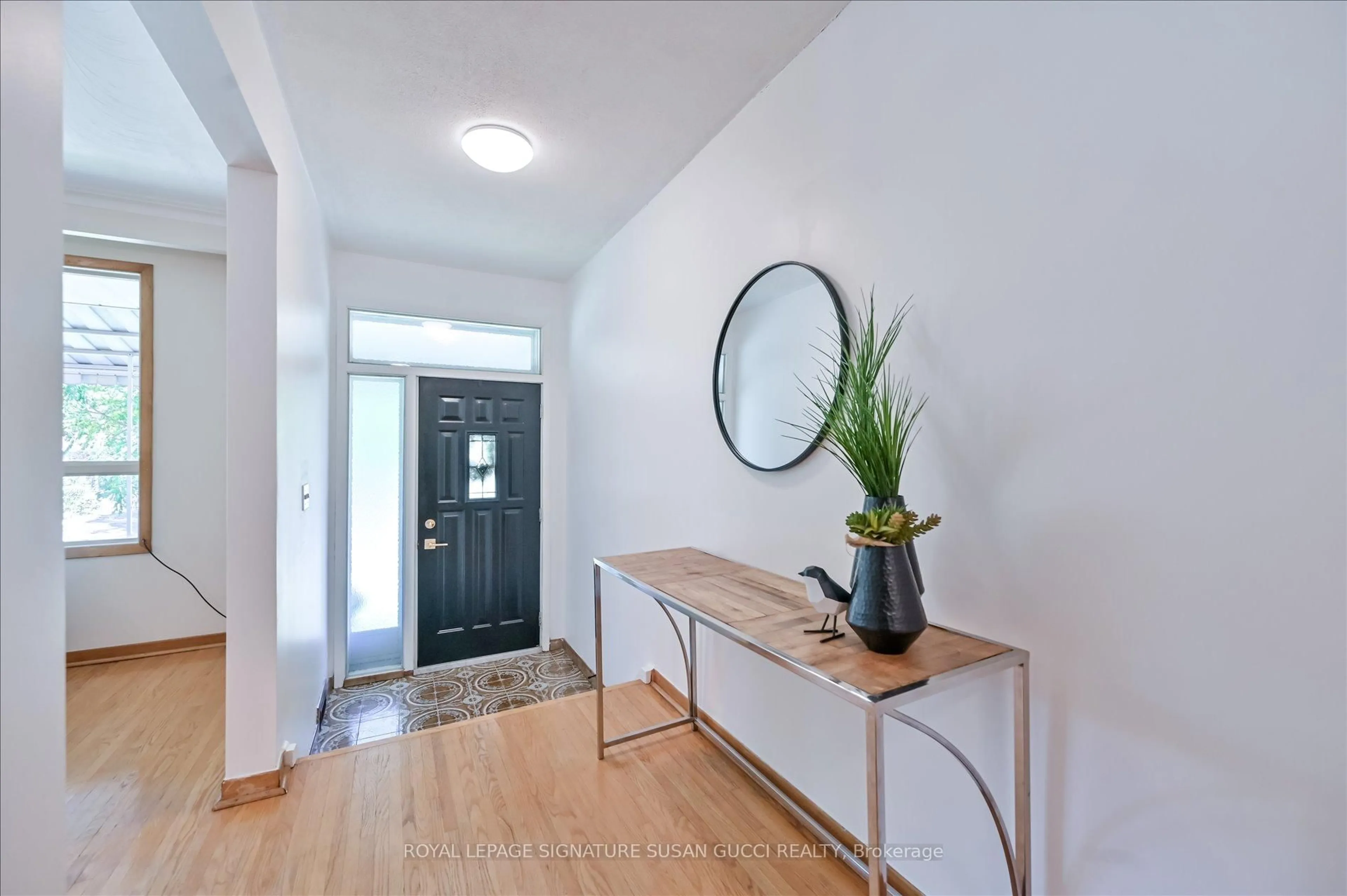 Indoor entryway for 16 Munford Cres, Toronto Ontario M4B 1C1
