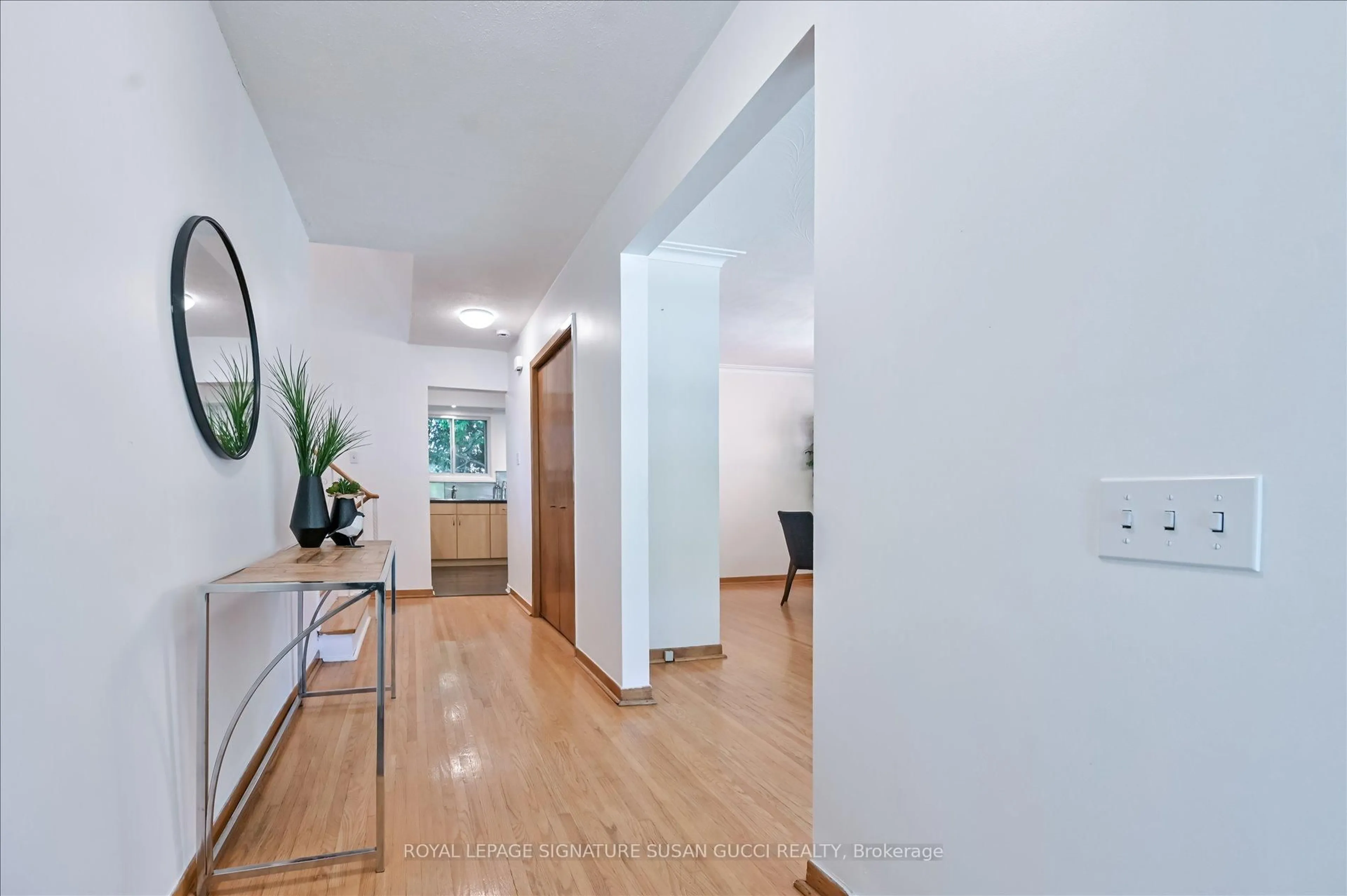 Indoor entryway for 16 Munford Cres, Toronto Ontario M4B 1C1
