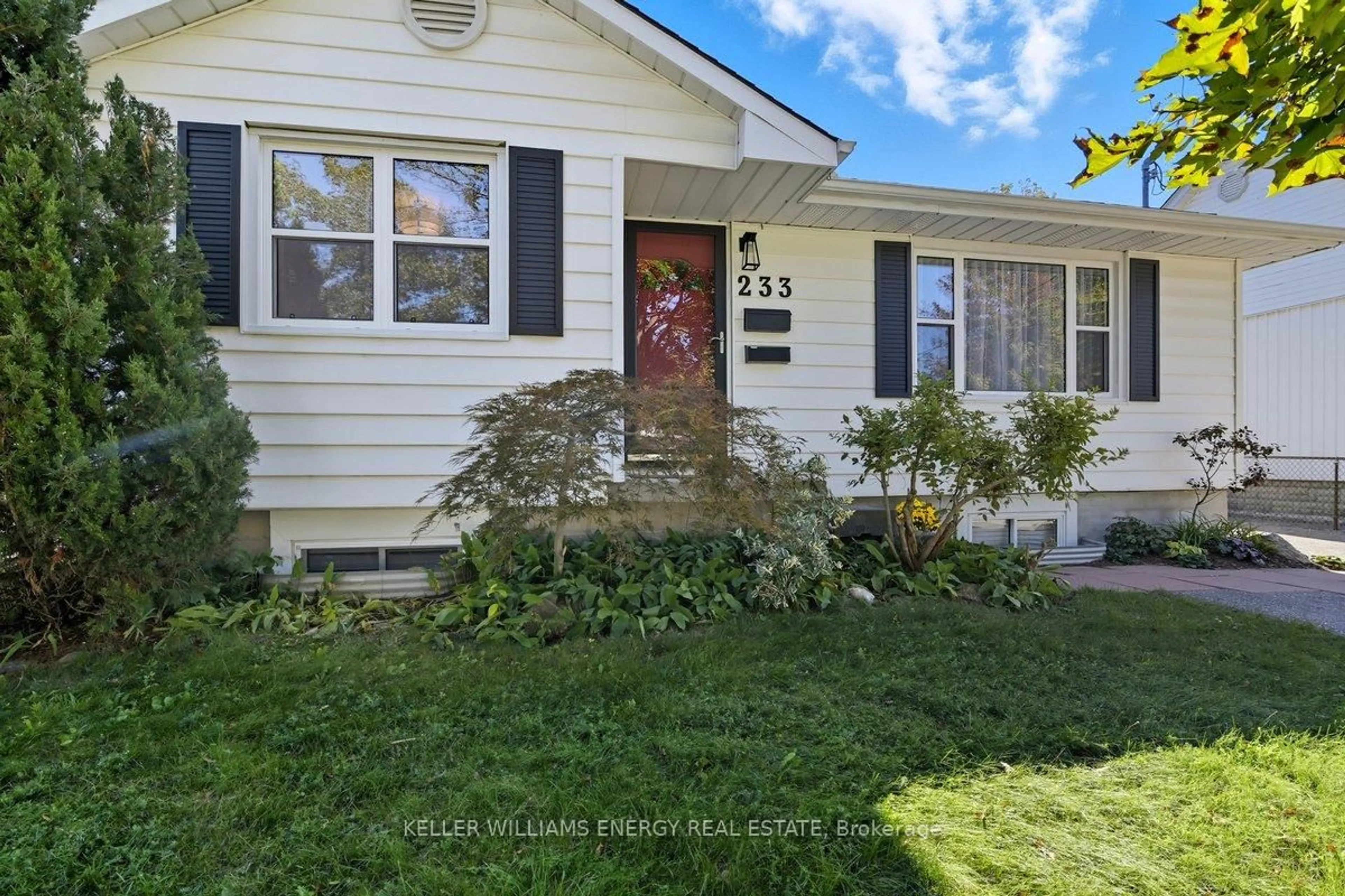 Home with vinyl exterior material, street for 233 Greenwood Ave, Oshawa Ontario L1J 1W7