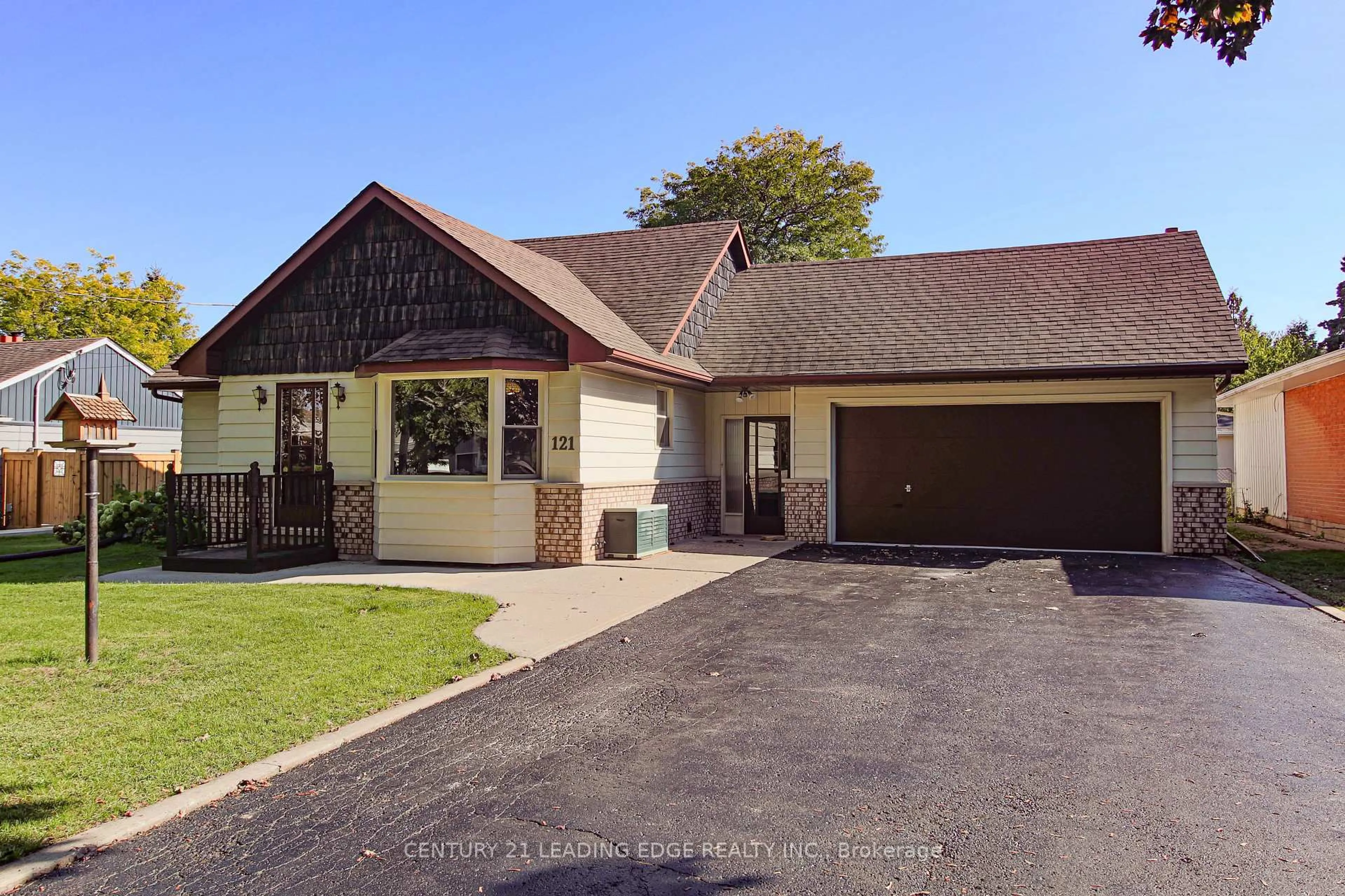 A pic from outside/outdoor area/front of a property/back of a property/a pic from drone, street for 121 Northview Ave, Whitby Ontario L1N 2G8