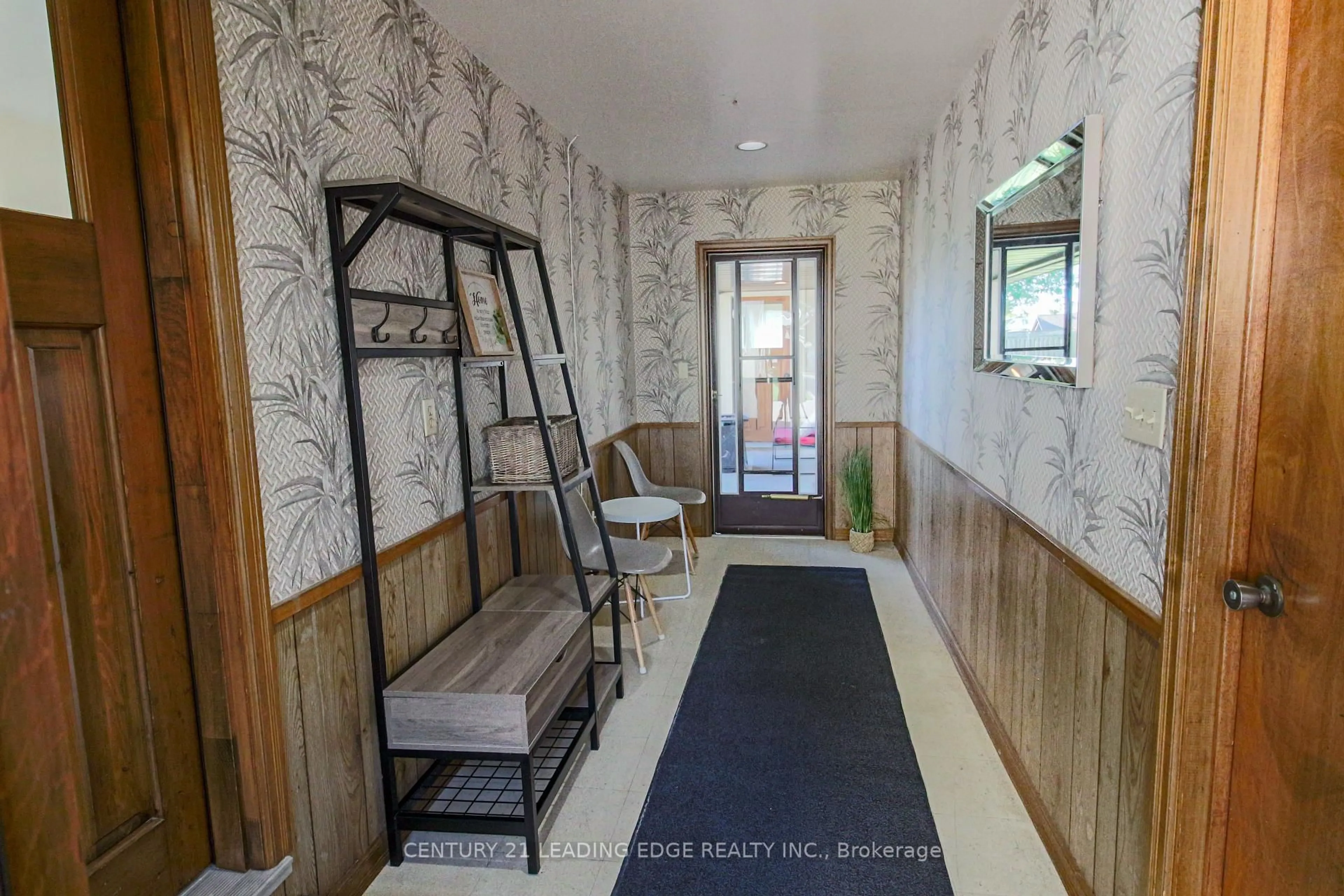 Indoor foyer for 121 Northview Ave, Whitby Ontario L1N 2G8