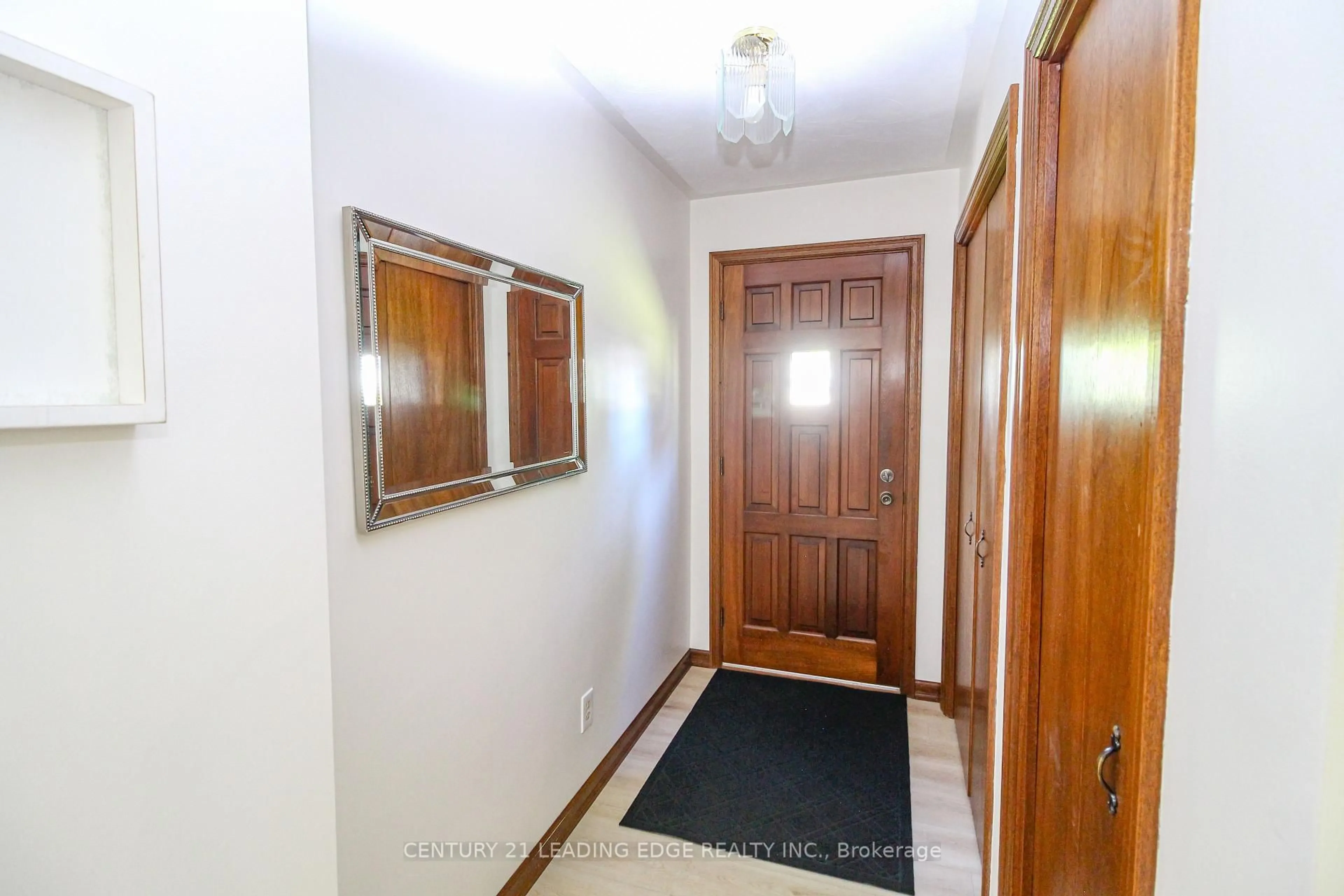 Indoor foyer for 121 Northview Ave, Whitby Ontario L1N 2G8