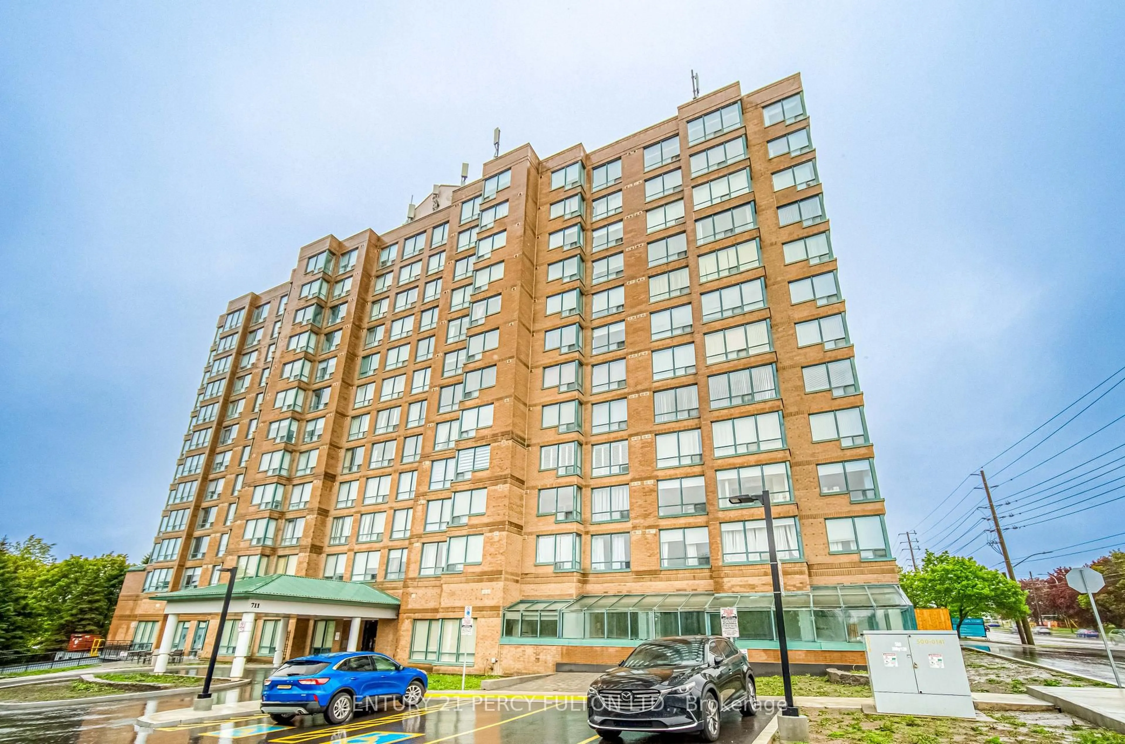 Indoor foyer for 711 Rossland Rd #710, Whitby Ontario L1N 8Z1