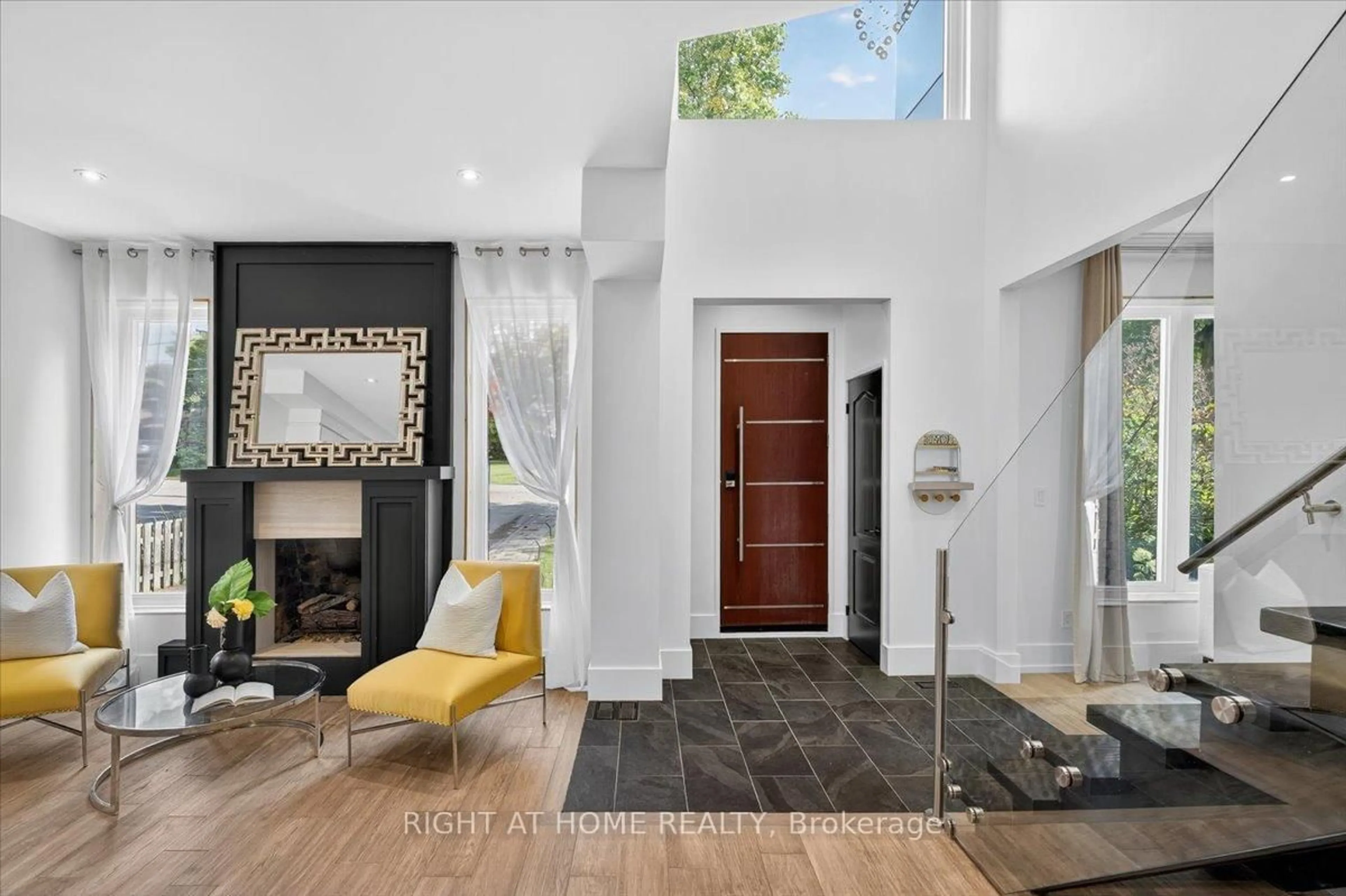 Indoor entryway for 64 Larwood Blvd, Toronto Ontario M1M 2M5