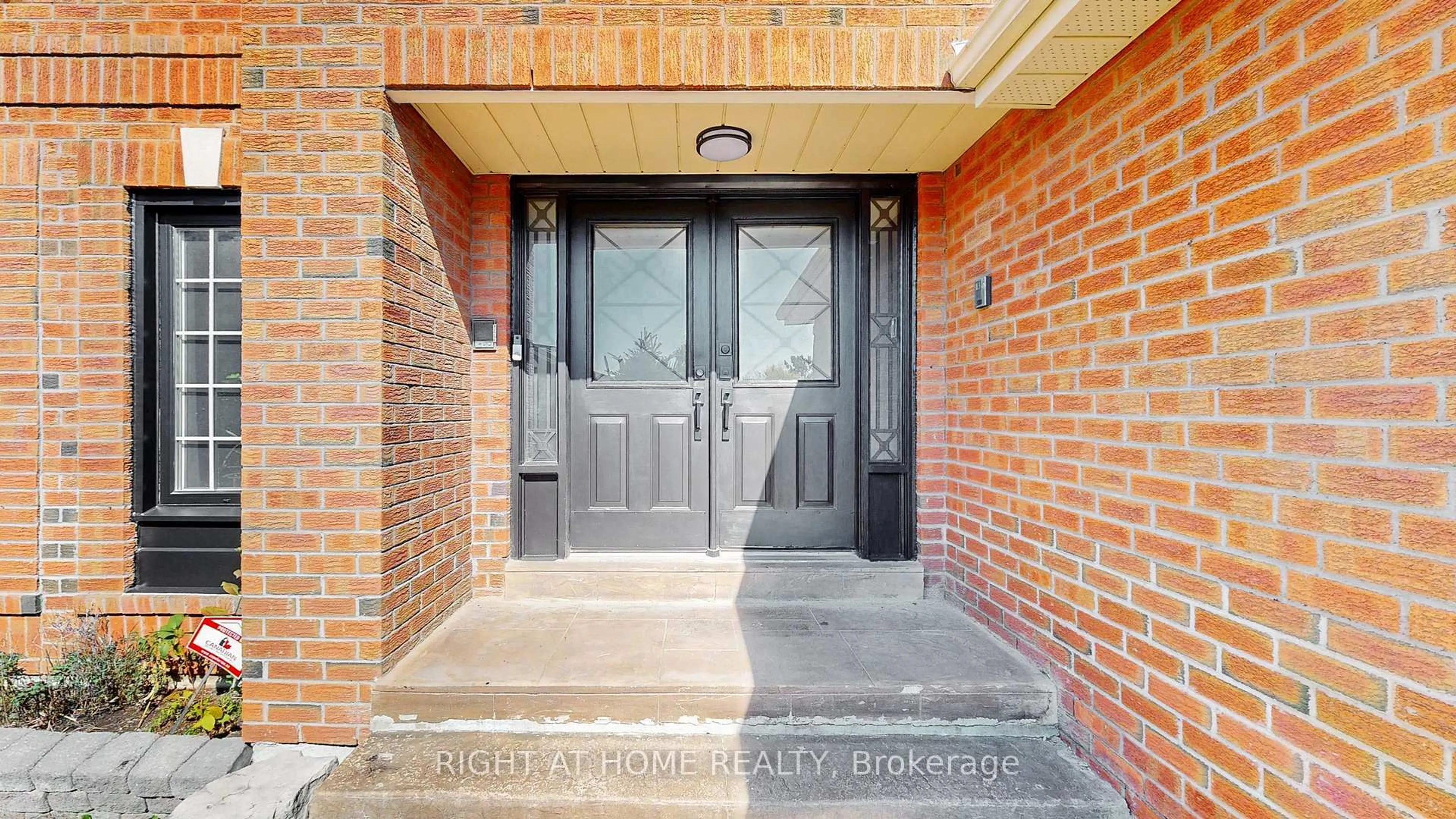 Indoor entryway for 1590 Major Oaks Rd, Pickering Ontario L1X 2G9