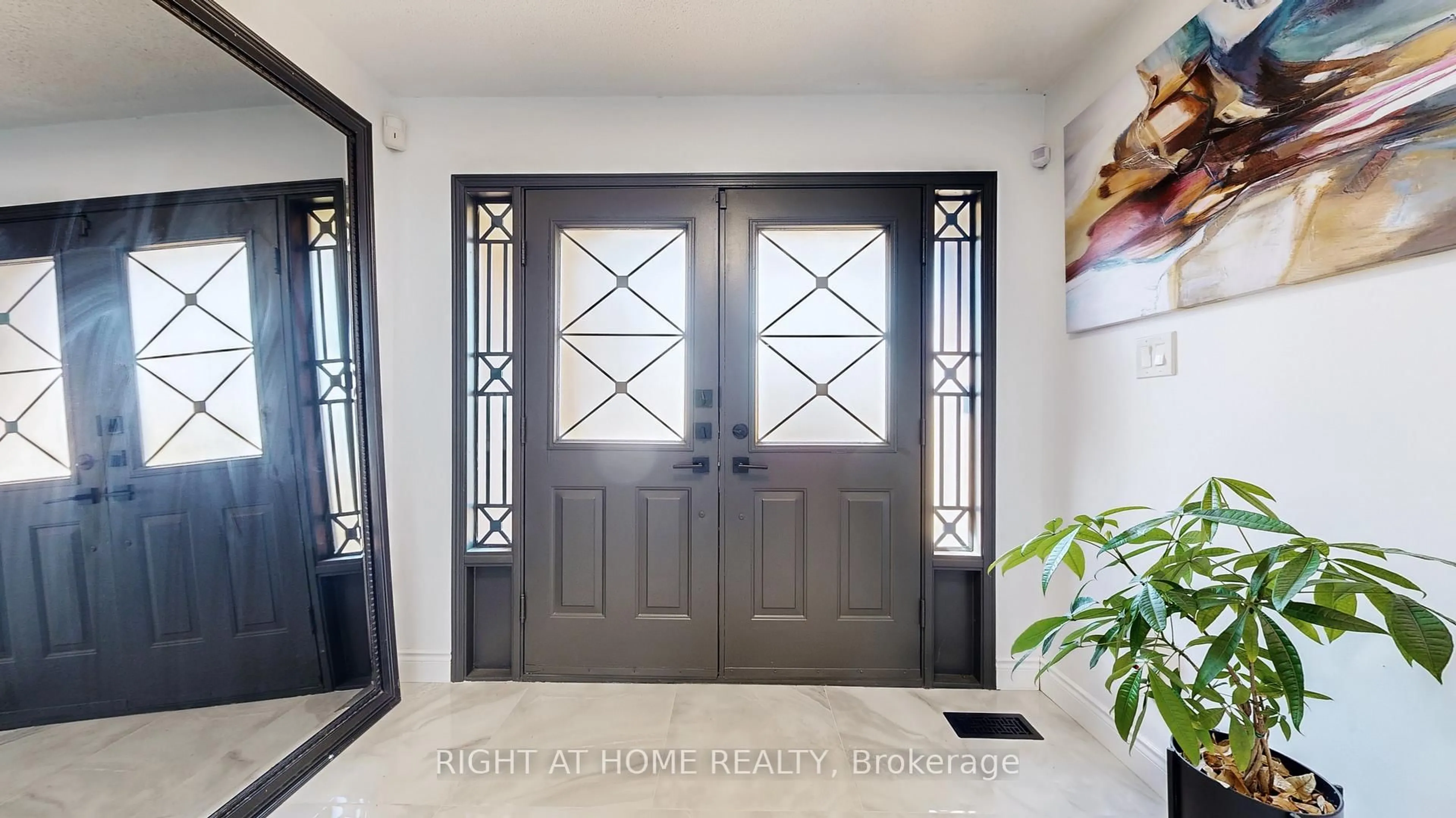 Indoor entryway for 1590 Major Oaks Rd, Pickering Ontario L1X 2G9