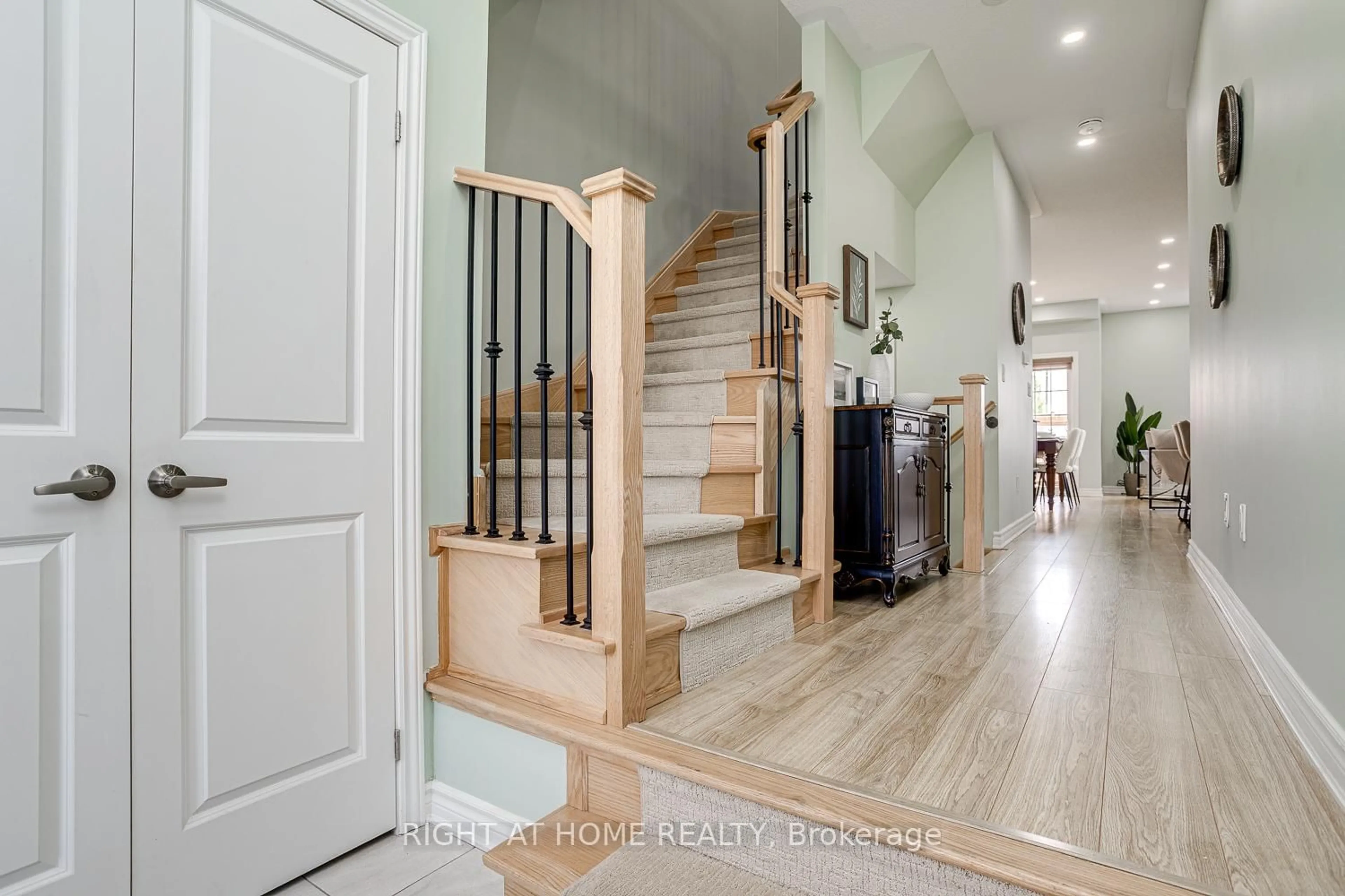 Indoor entryway for 6 Southampton St, Scugog Ontario L9L 0A2