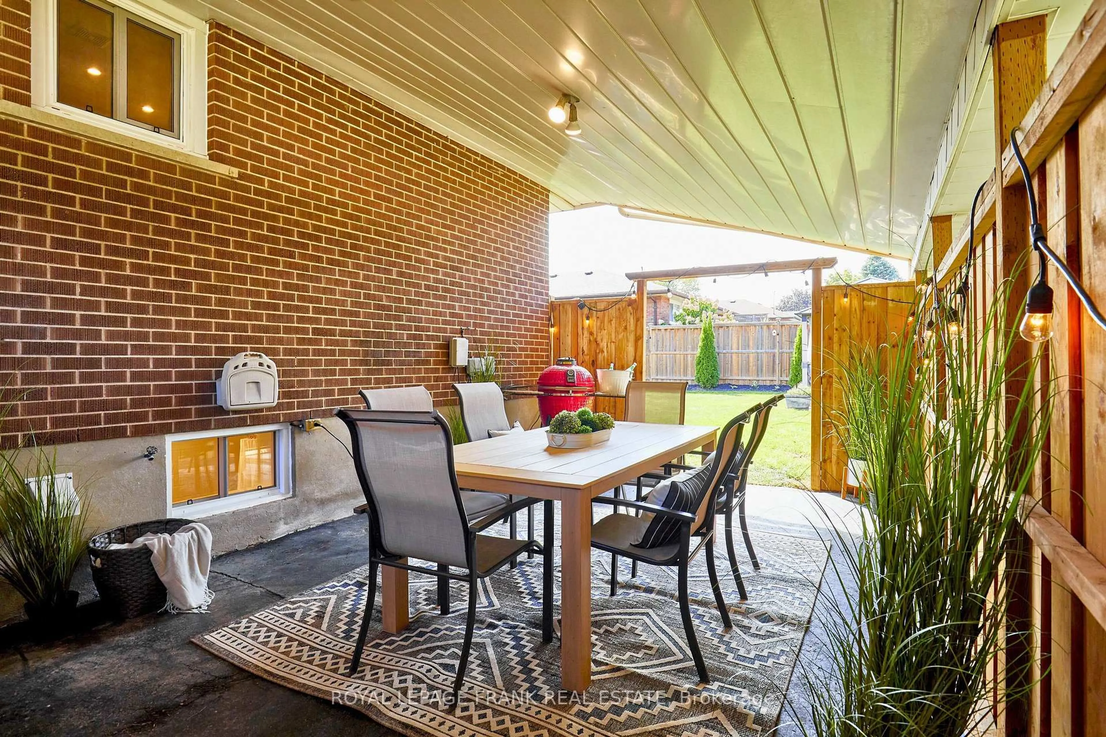 Patio, street for 432 Park Rd, Oshawa Ontario L1J 4M5