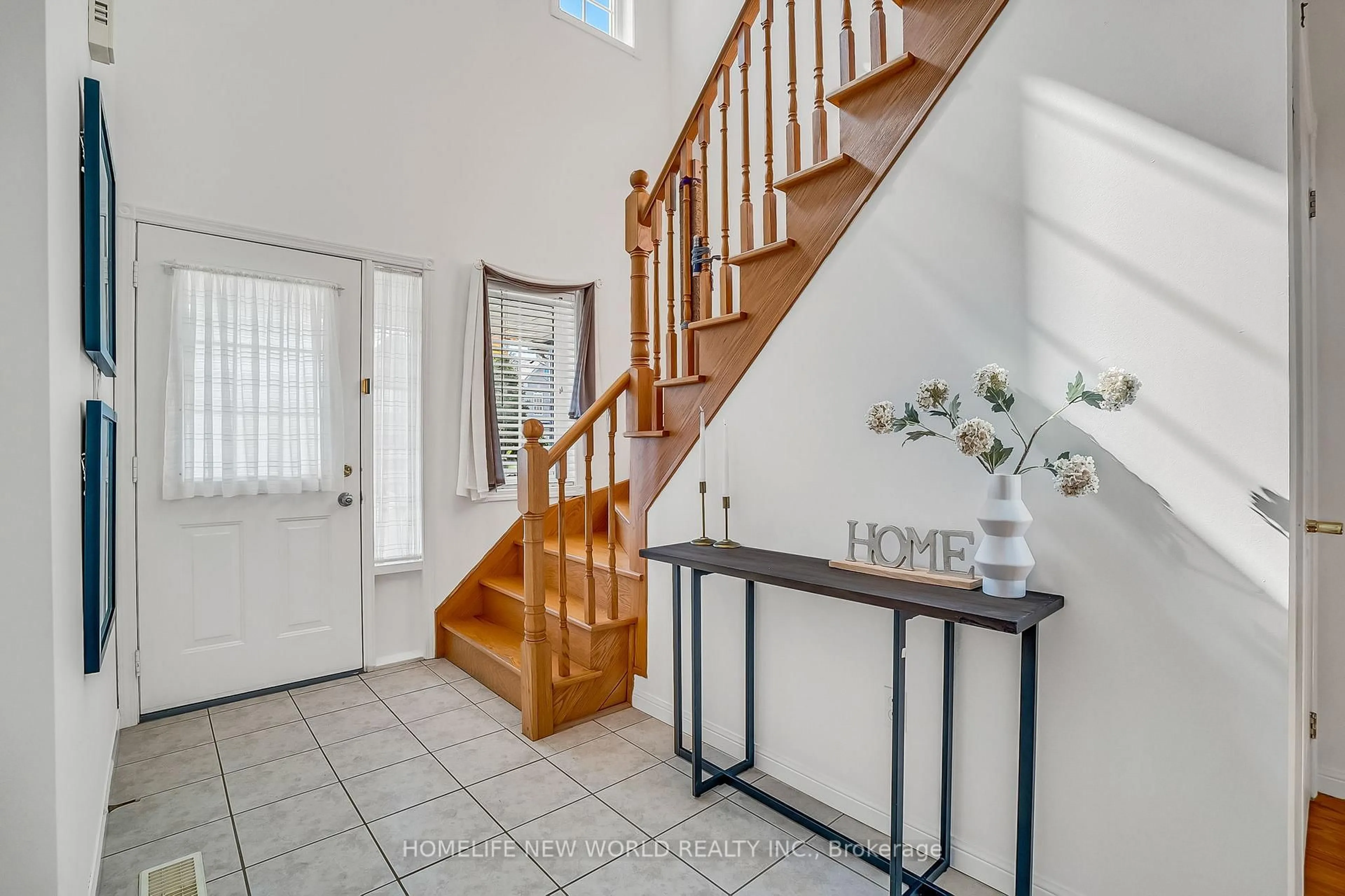 Indoor foyer for 766 Greystone Crt, Oshawa Ontario L1K 2V1