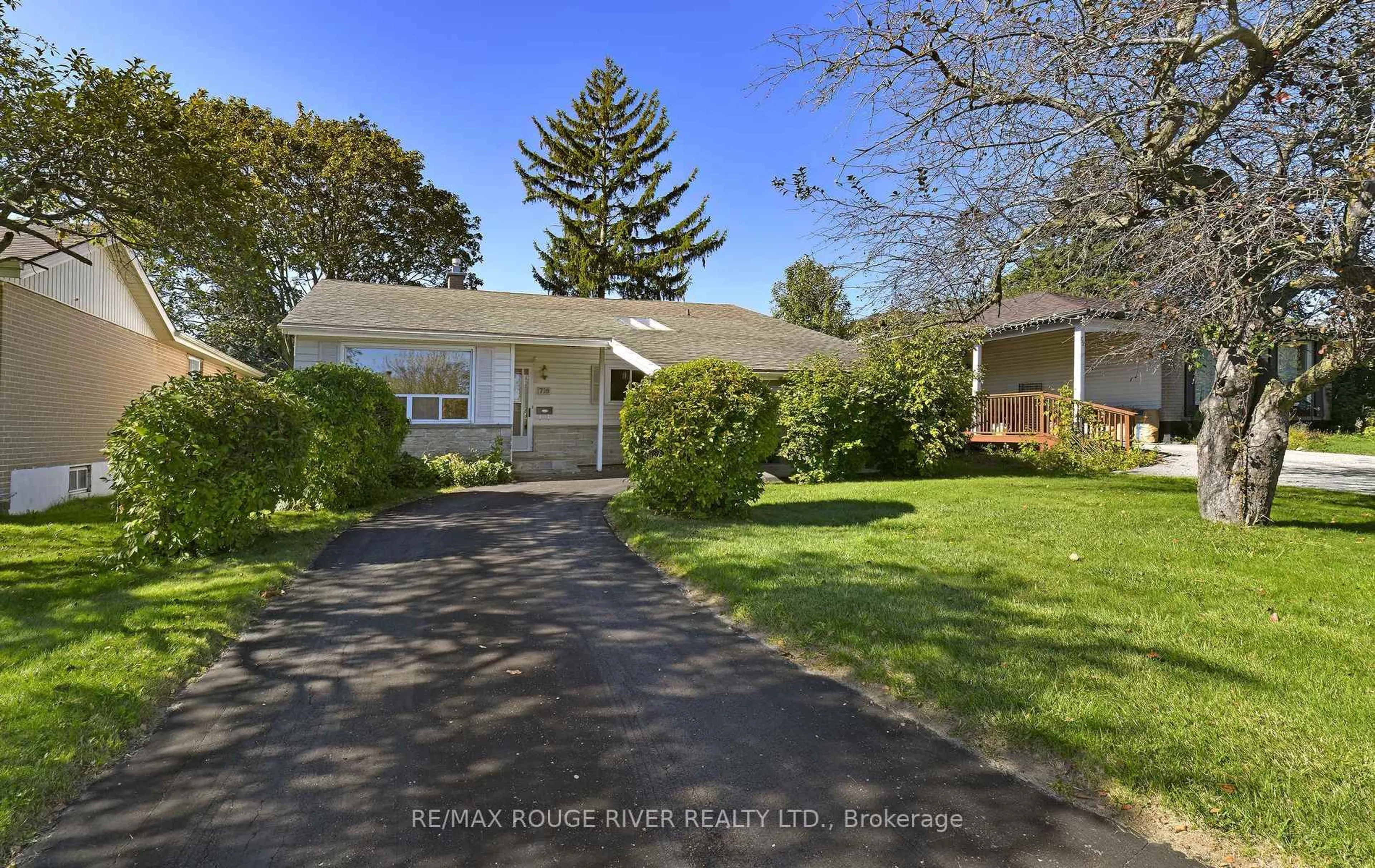 A pic from outside/outdoor area/front of a property/back of a property/a pic from drone, street for 710 Kingfisher Dr, Pickering Ontario L1W 1X5