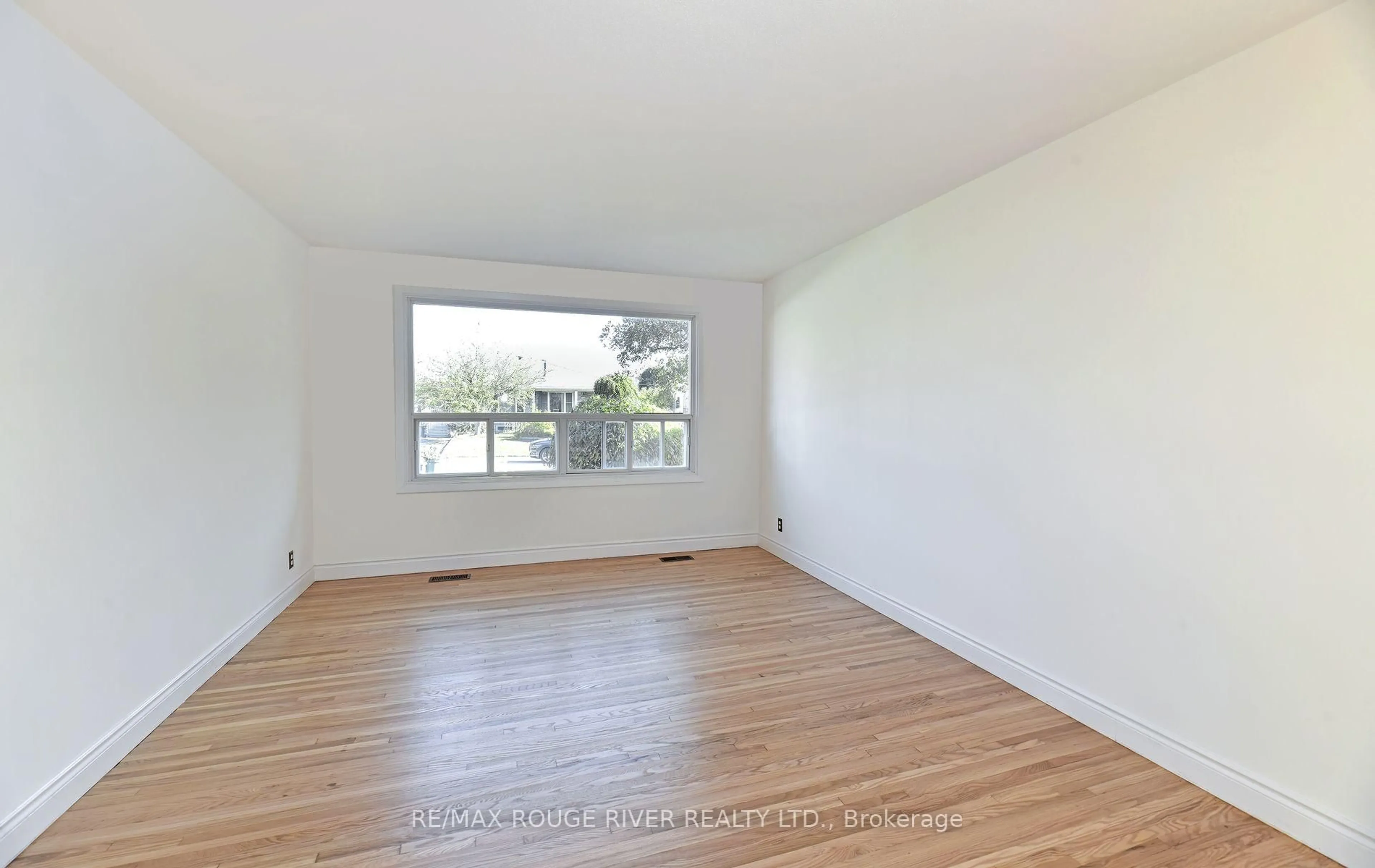 A pic of a room for 710 Kingfisher Dr, Pickering Ontario L1W 1X5