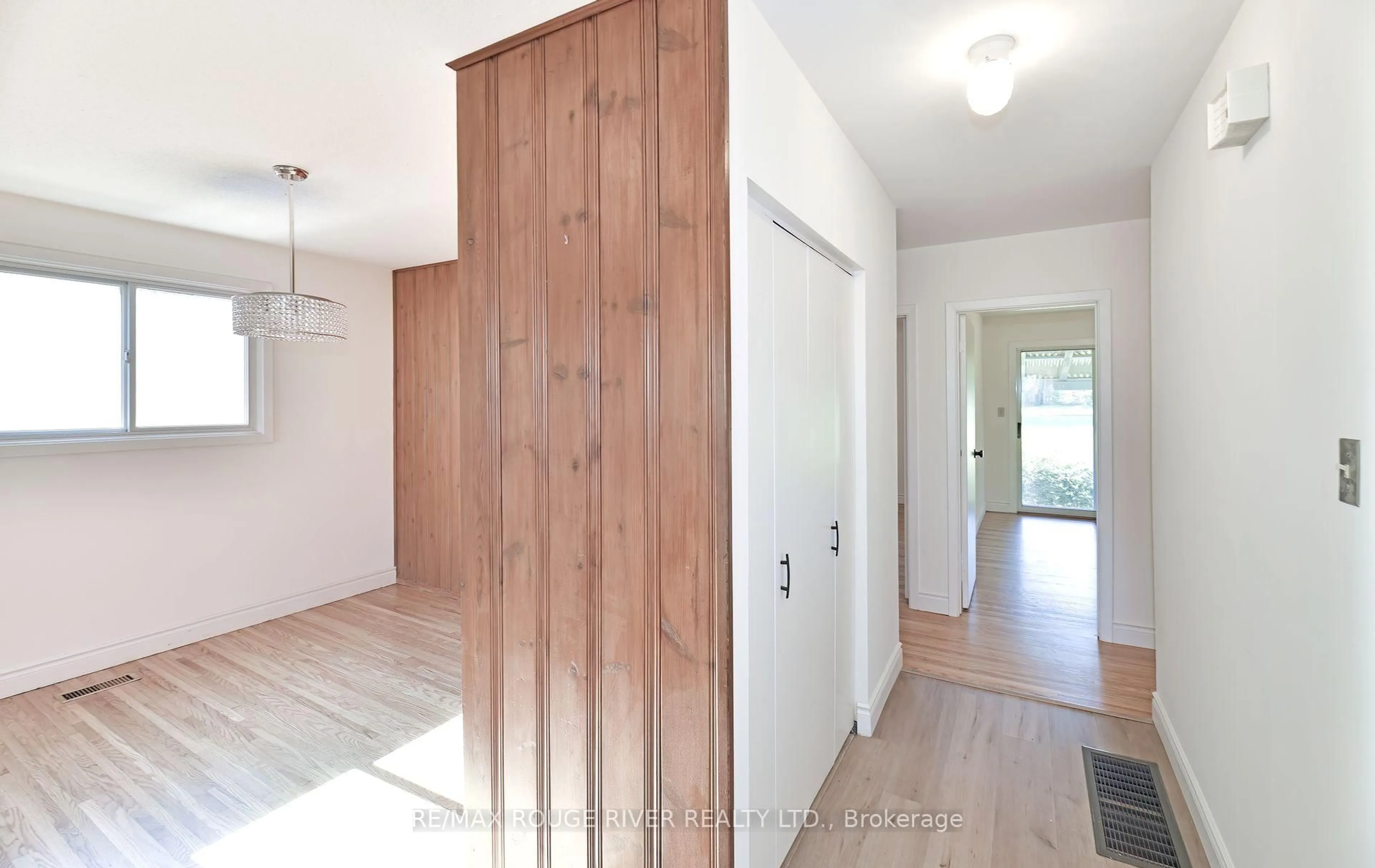Indoor entryway for 710 Kingfisher Dr, Pickering Ontario L1W 1X5