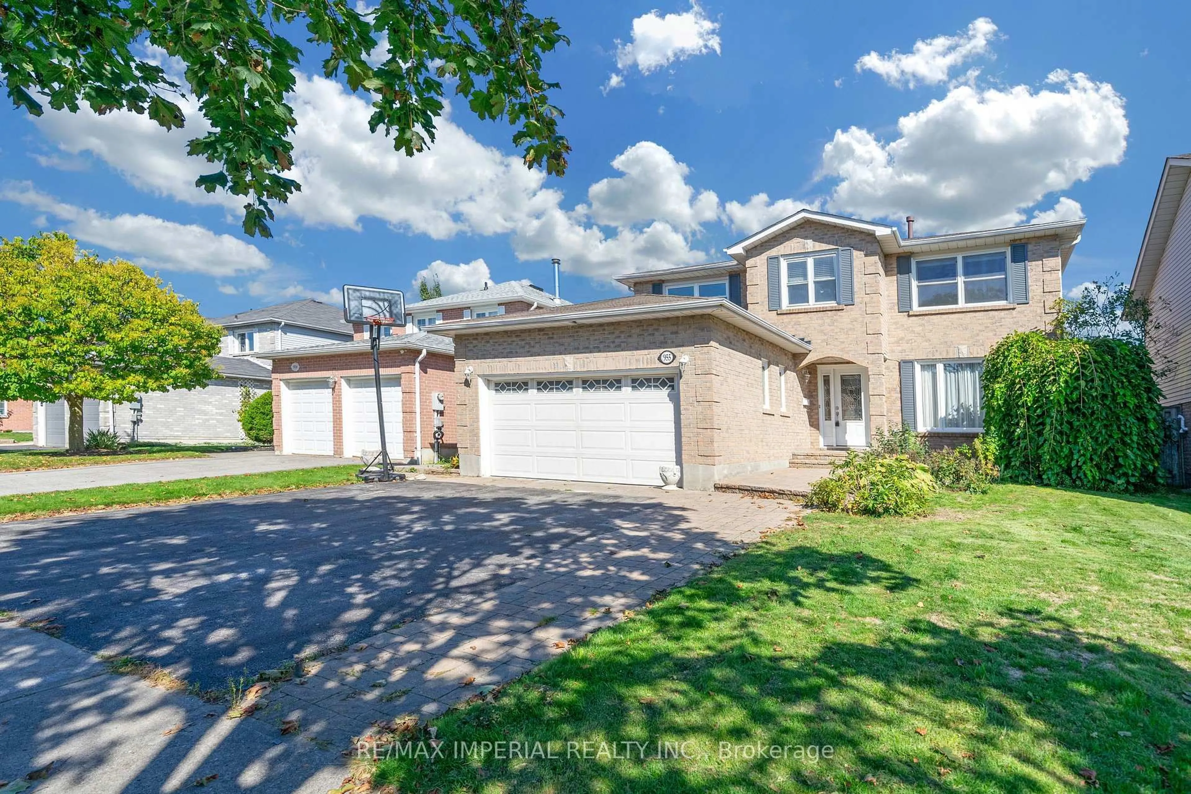 A pic from outside/outdoor area/front of a property/back of a property/a pic from drone, street for 955 Snowbird St, Oshawa Ontario L1J 8J8